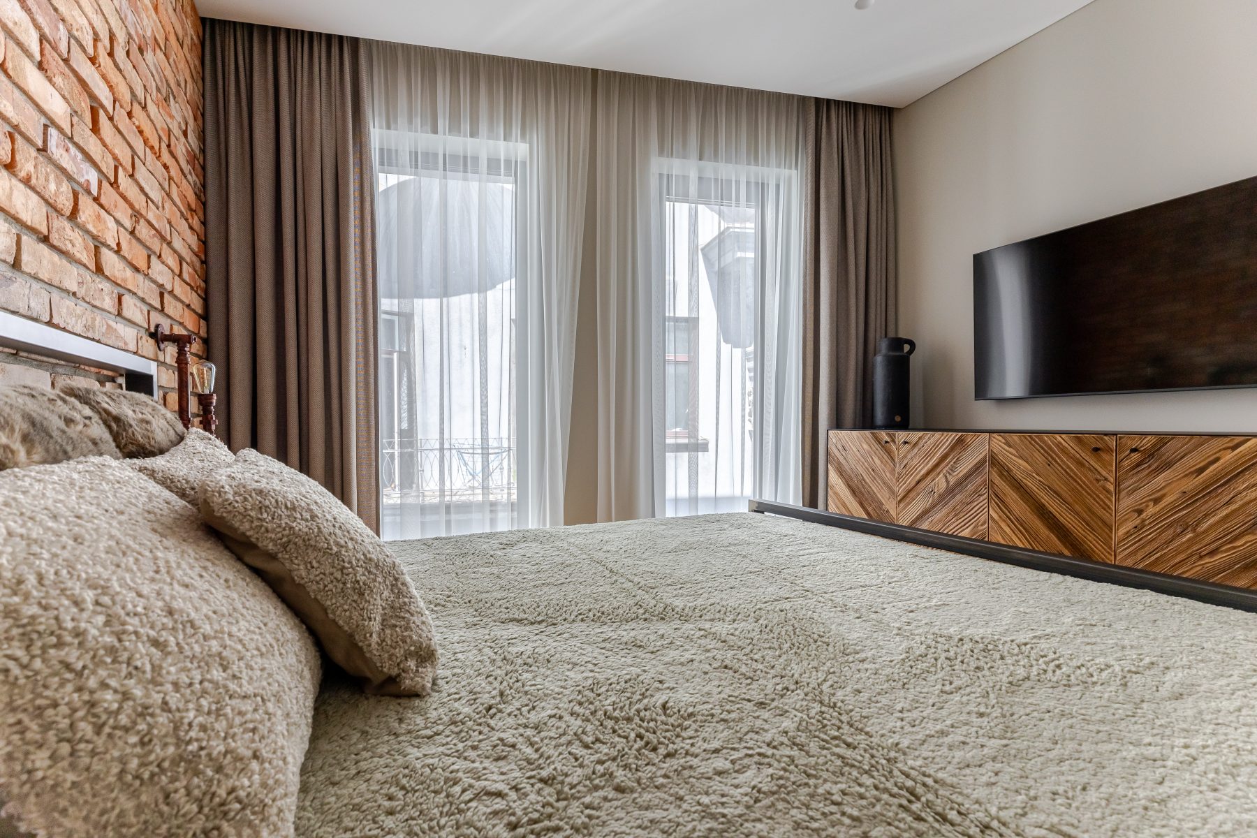 Miegamasis su modernia apdaila ir minimalistiniu interjeru