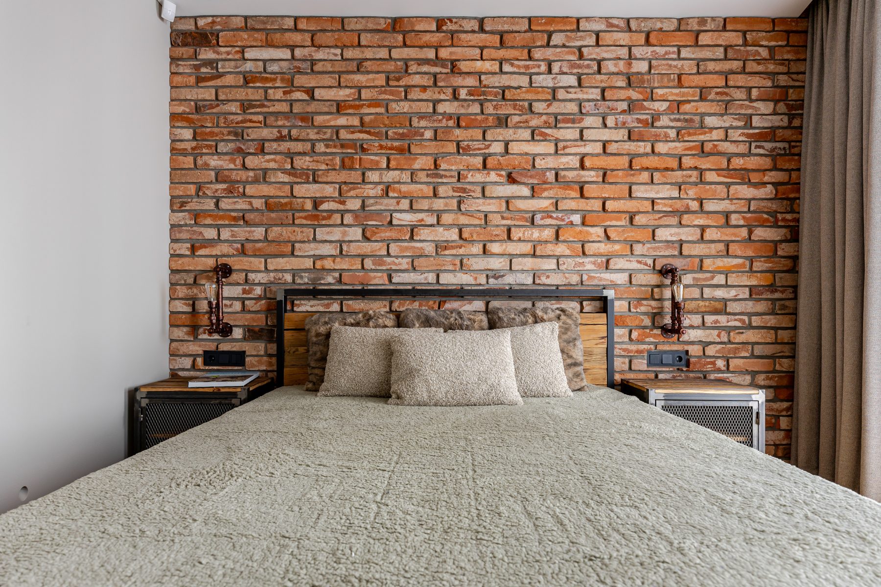 Miegamasis su modernia apdaila ir minimalistiniu interjeru