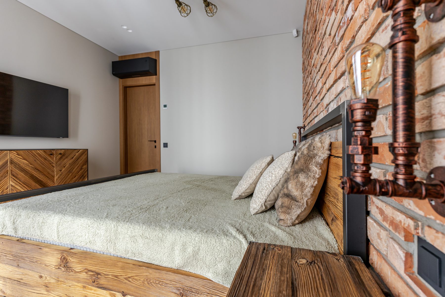 Miegamasis su modernia apdaila ir minimalistiniu interjeru