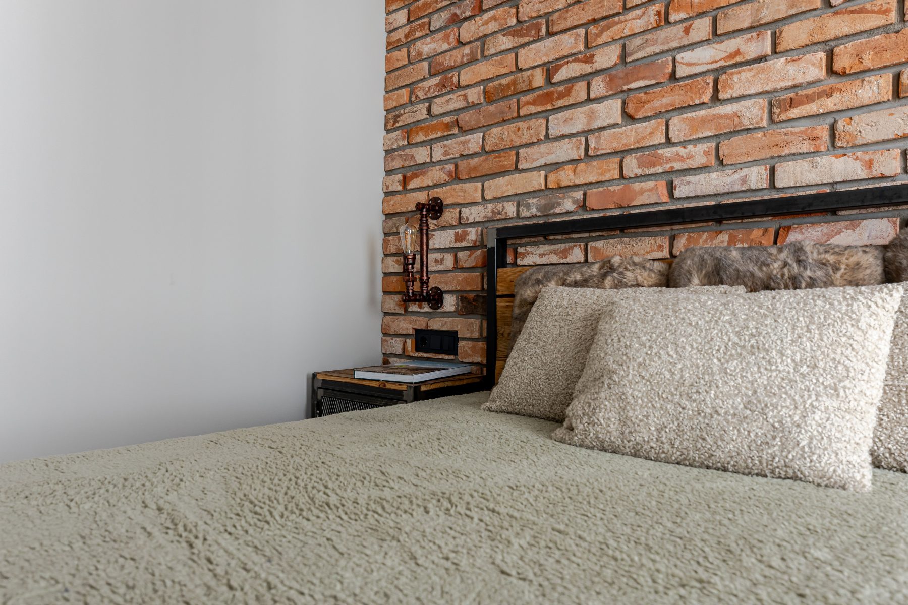 Miegamasis su modernia apdaila ir minimalistiniu interjeru