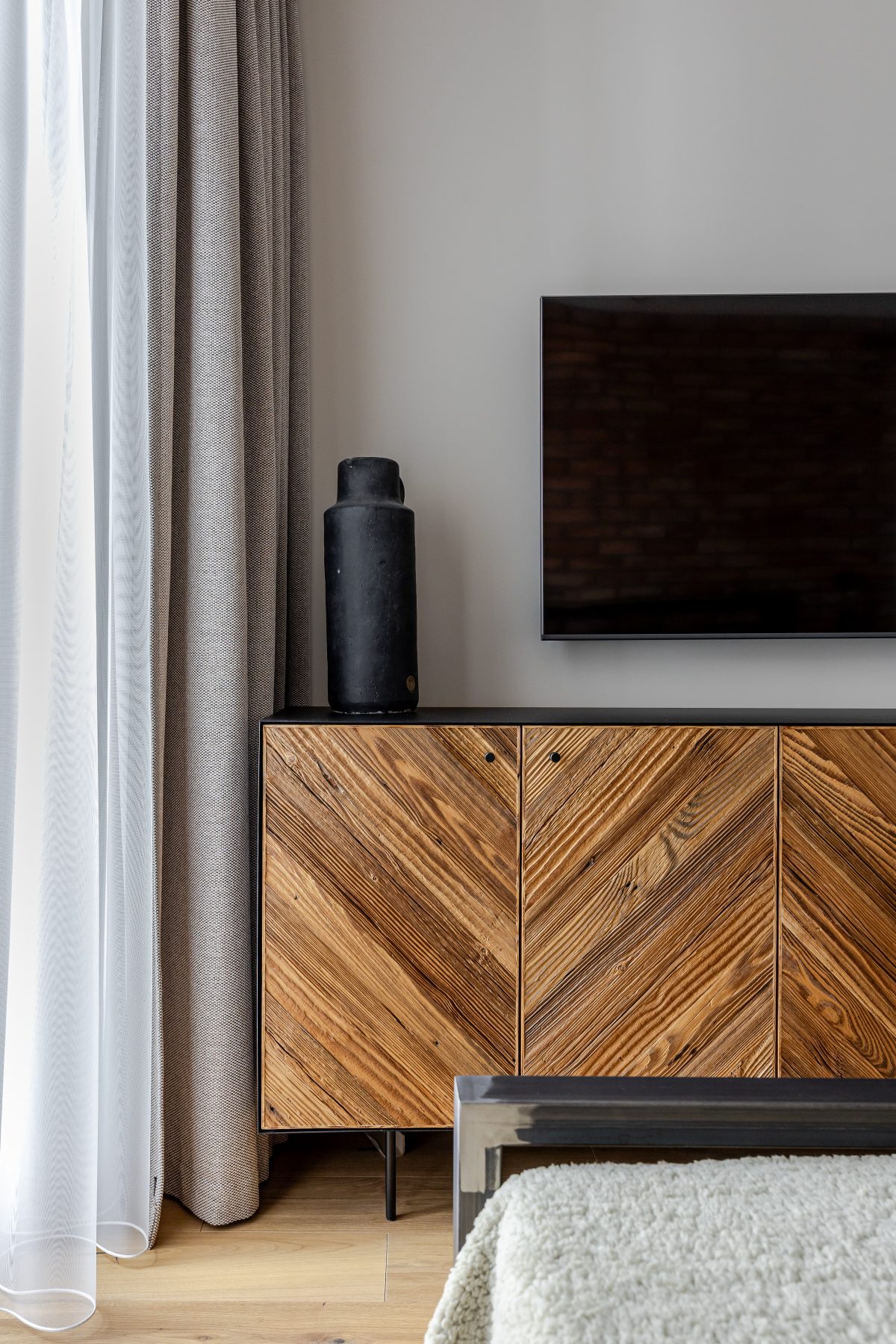 Miegamasis su modernia apdaila ir minimalistiniu interjeru