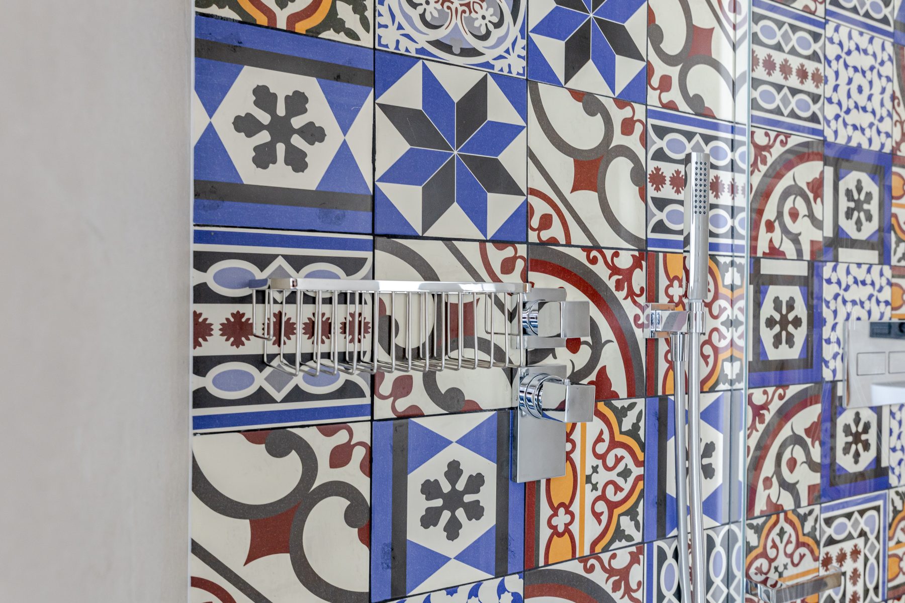 Vonios kambarys su šiuolaikine santechnika ir raštuotomis plytelėmis