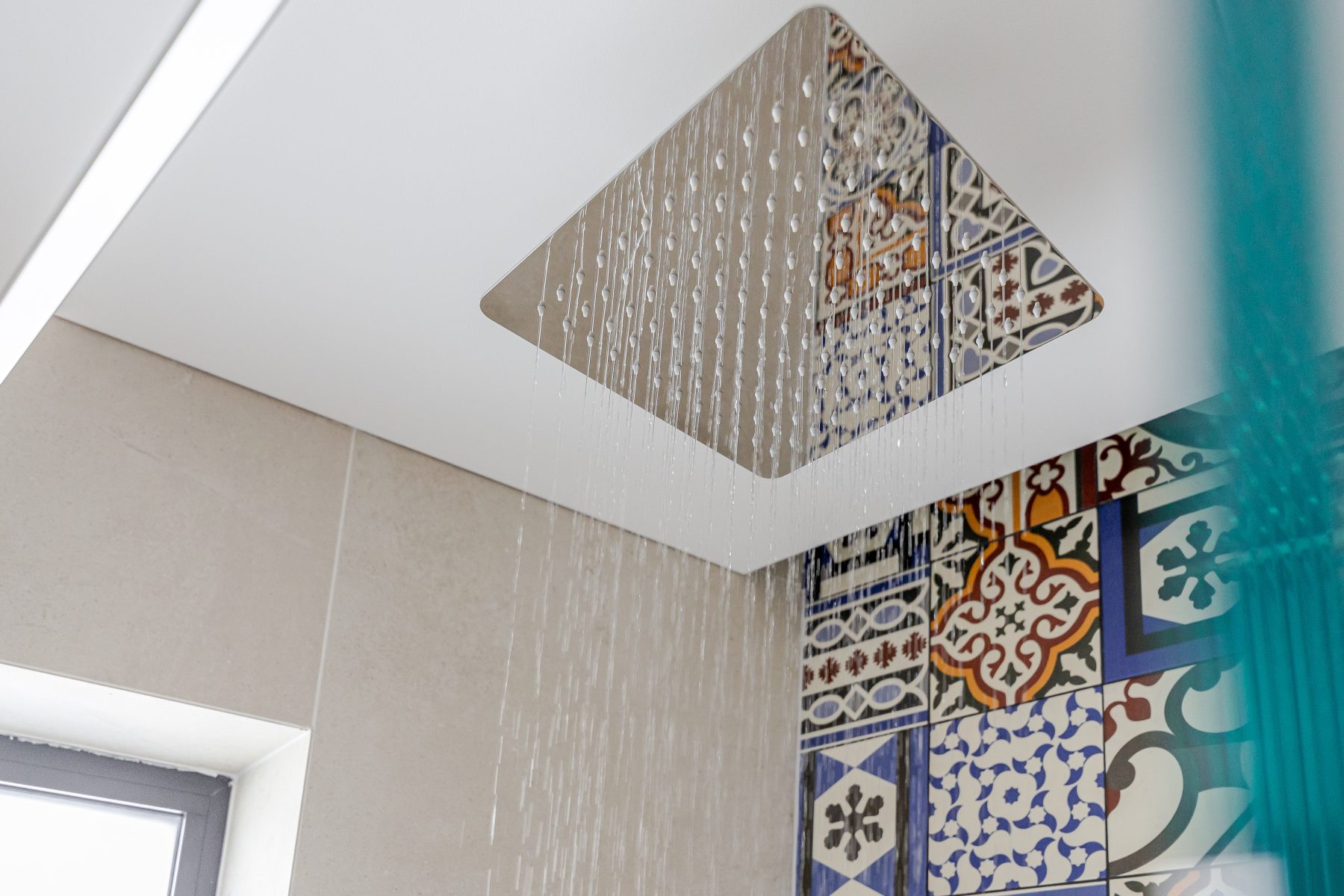 Vonios kambarys su šiuolaikine santechnika ir raštuotomis plytelėmis