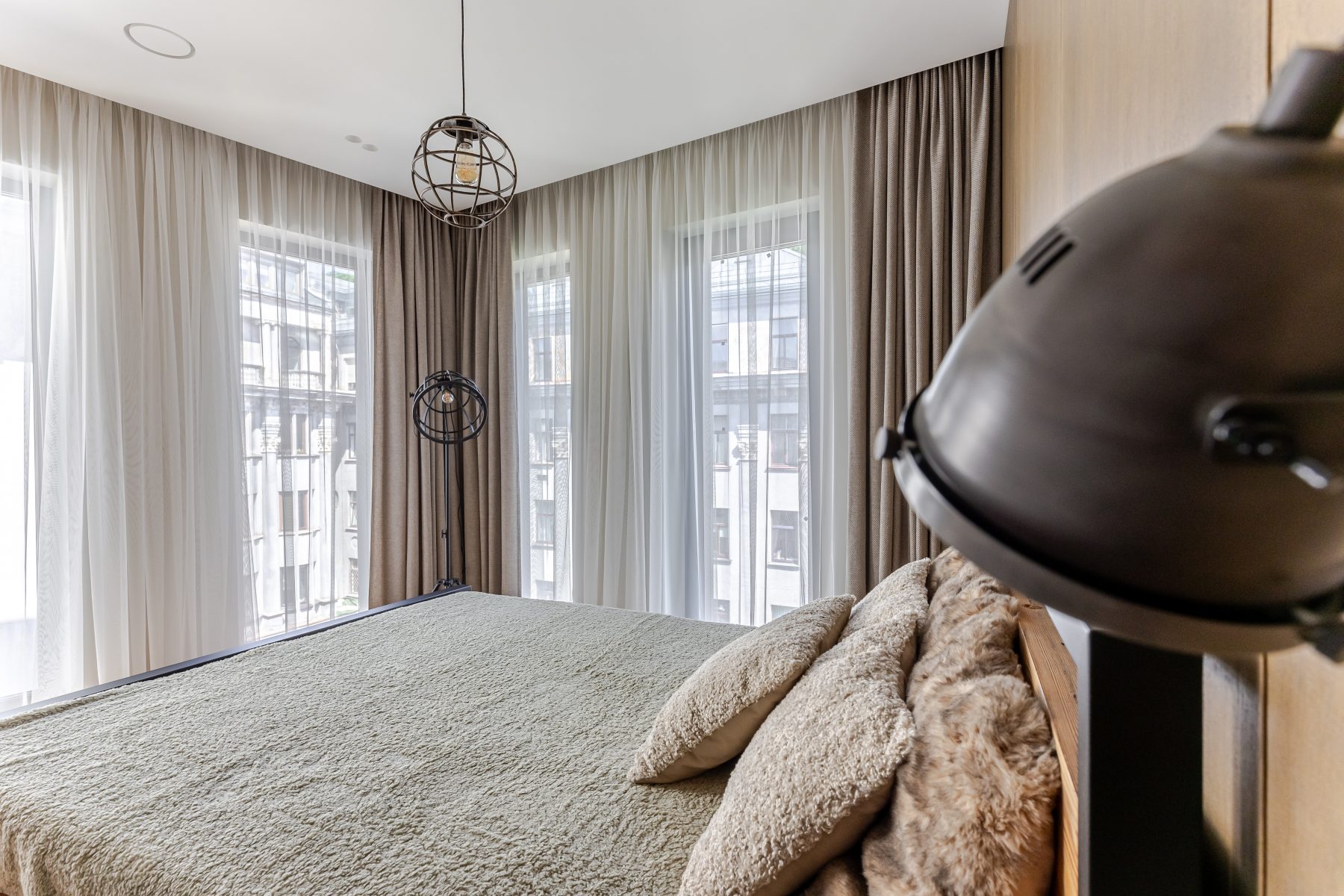 Miegamasis su dvigule lova ir natūralia apdaila