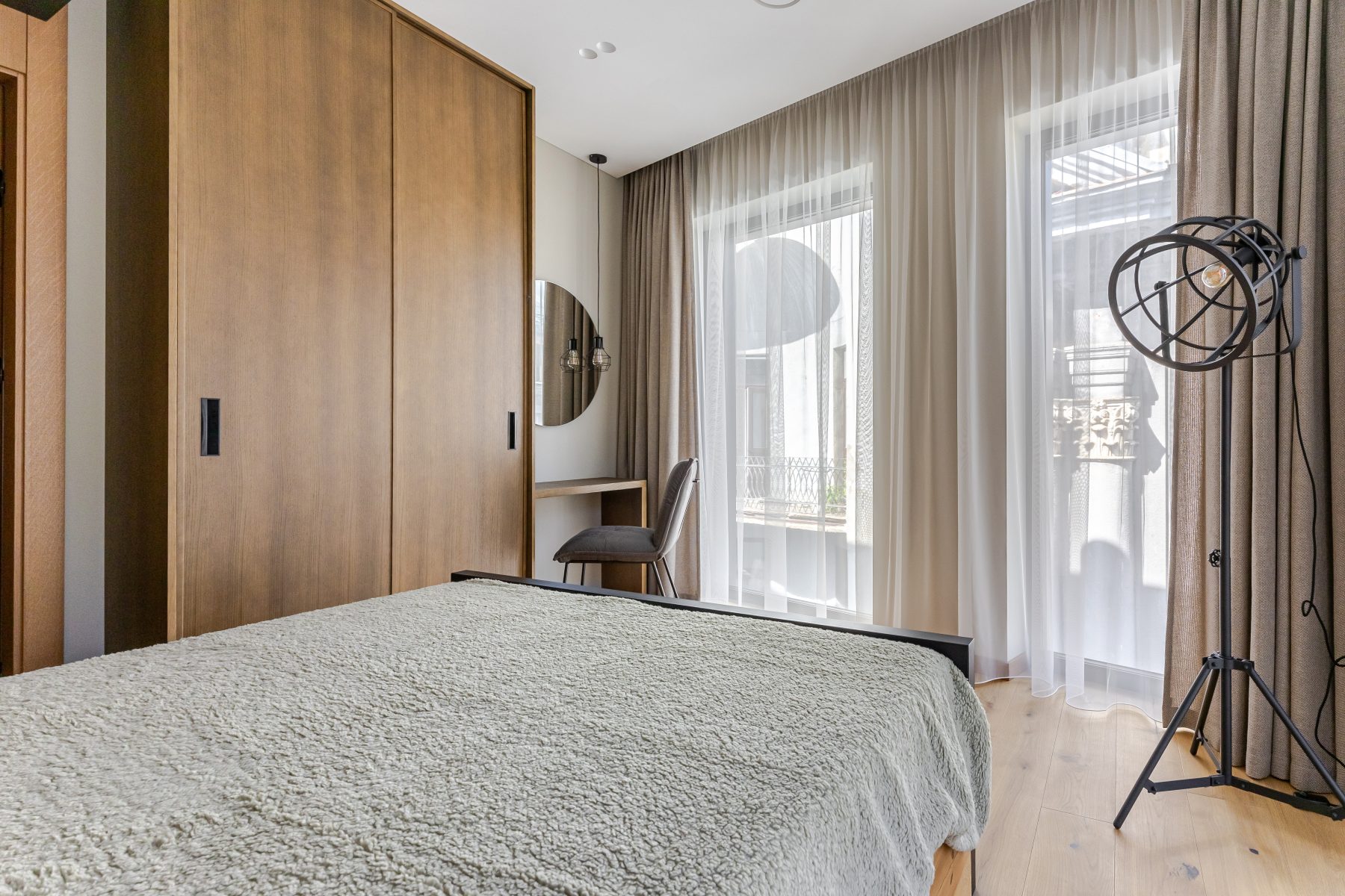 Miegamasis su dvigule lova ir natūralia apdaila