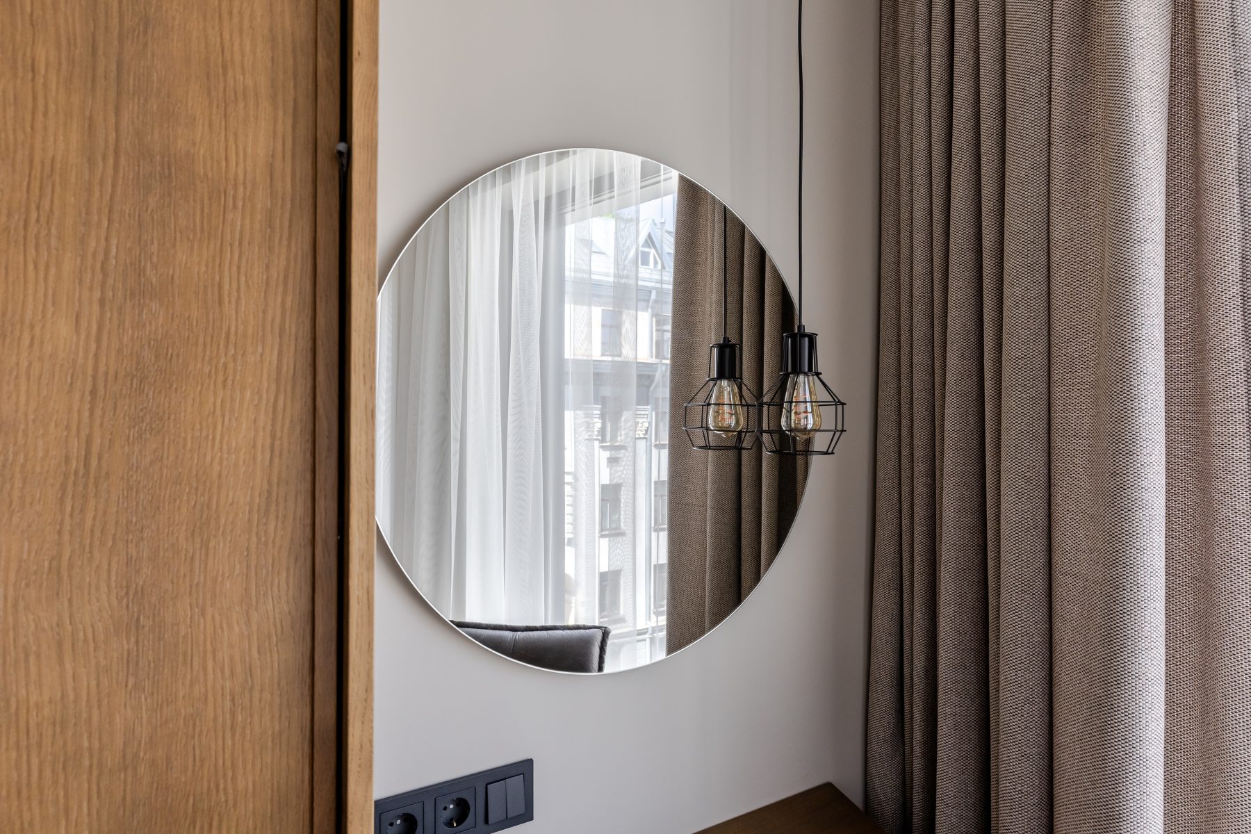 Miegamasis su dvigule lova ir natūralia apdaila