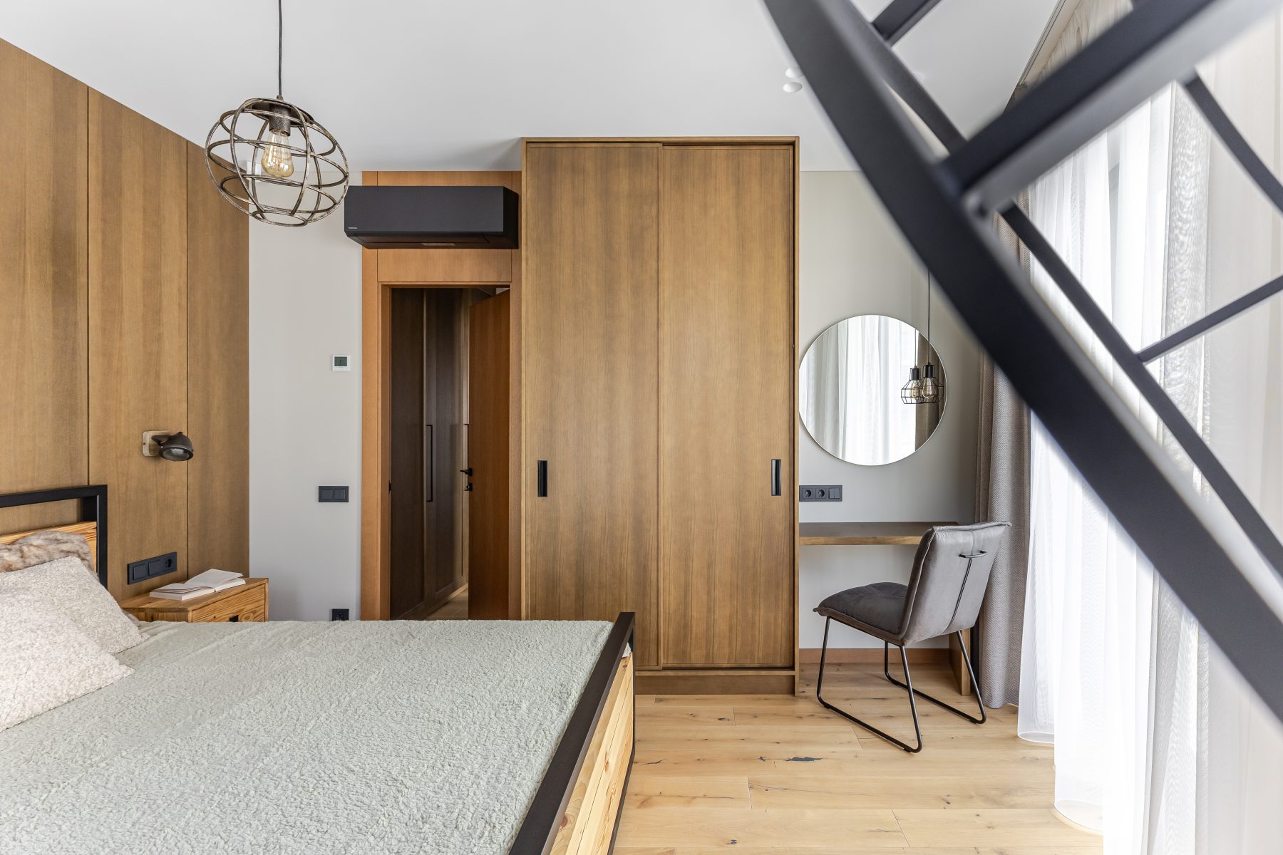 Miegamasis su dvigule lova ir natūralia apdaila