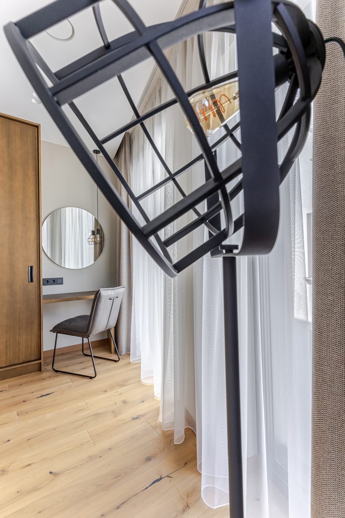 Interjero akcentai - pastatomas šviestuvas