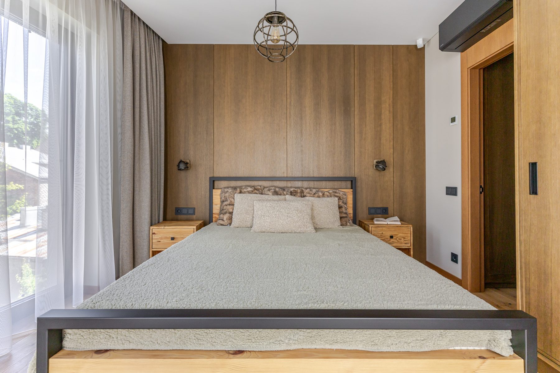 Miegamasis su dvigule lova ir natūralia apdaila