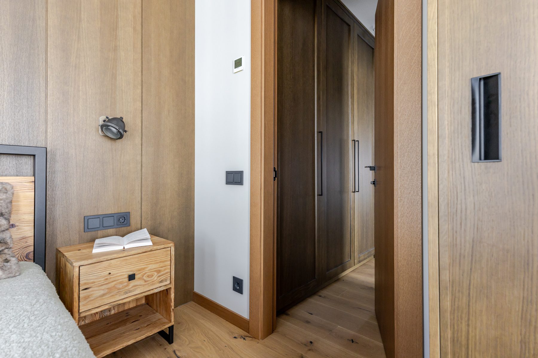 Miegamasis su dvigule lova ir švelniomis spalvomis