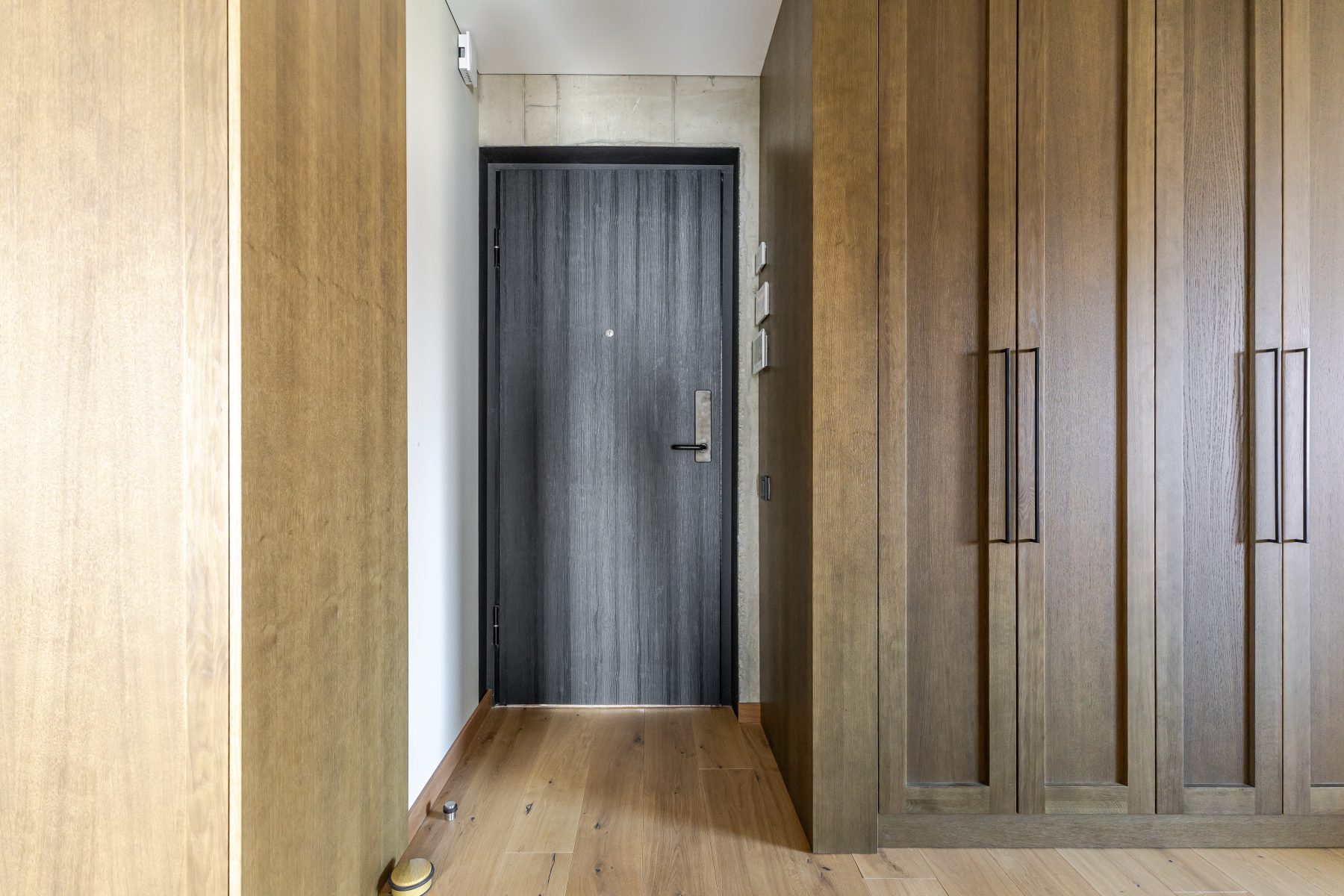 Koridorius su natūralia apdaila ir švariu dizainu