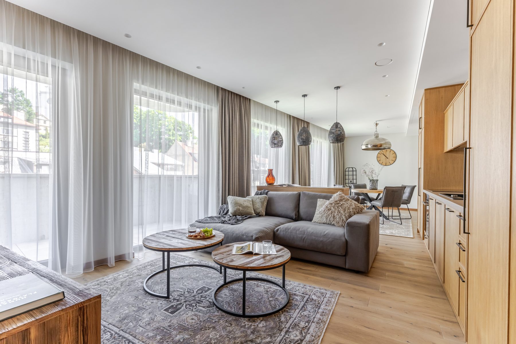 Moderni svetainė su minkštais baldais ir natūralia šviesa