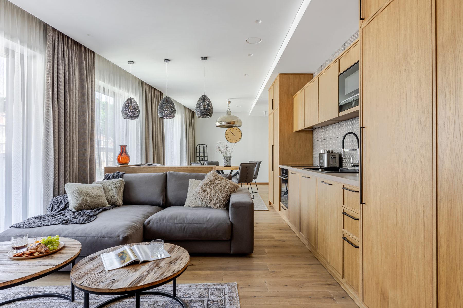 Moderni svetainė su minkštais baldais ir natūralia šviesa