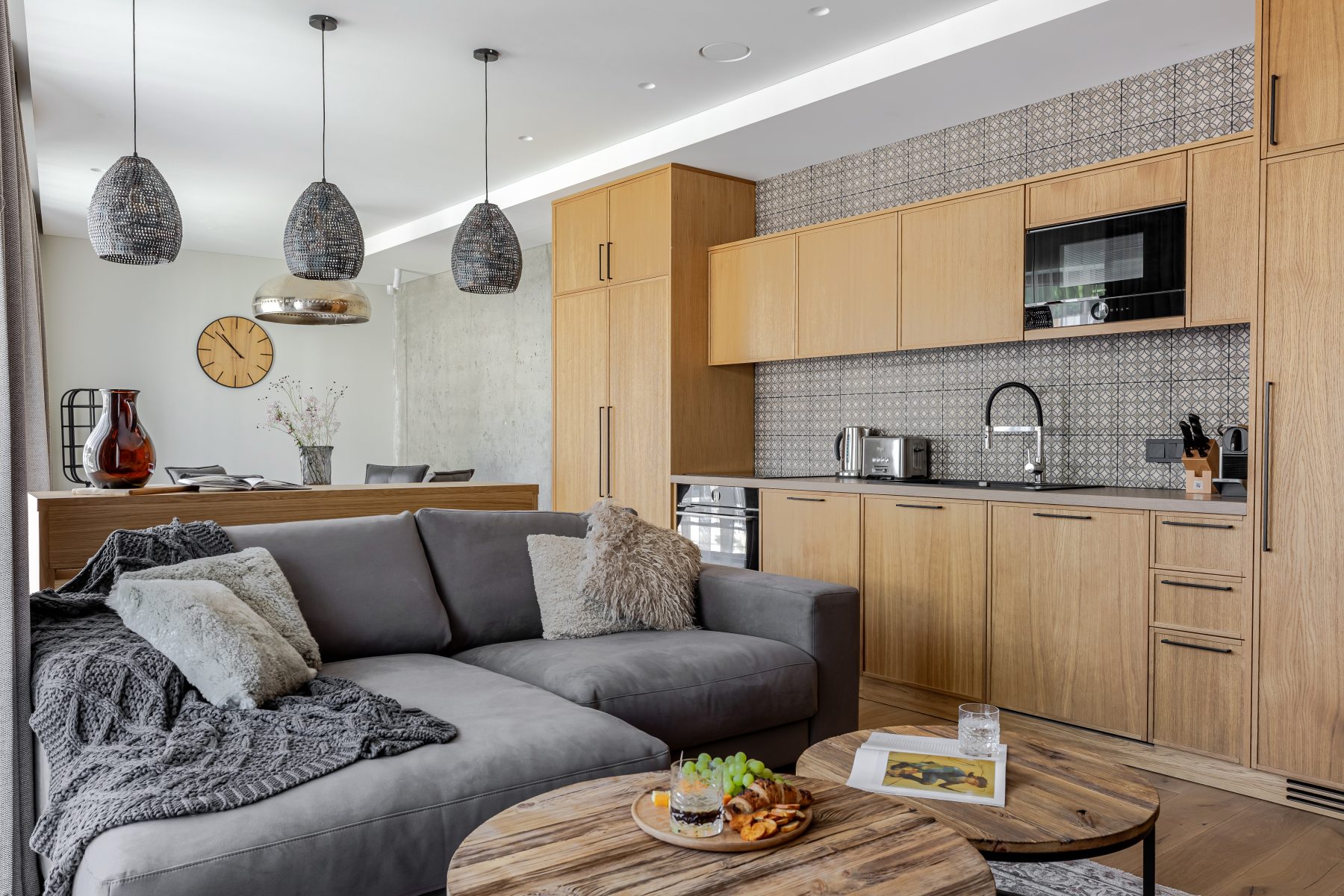 Moderni svetainė su minkštais baldais ir natūralia šviesa