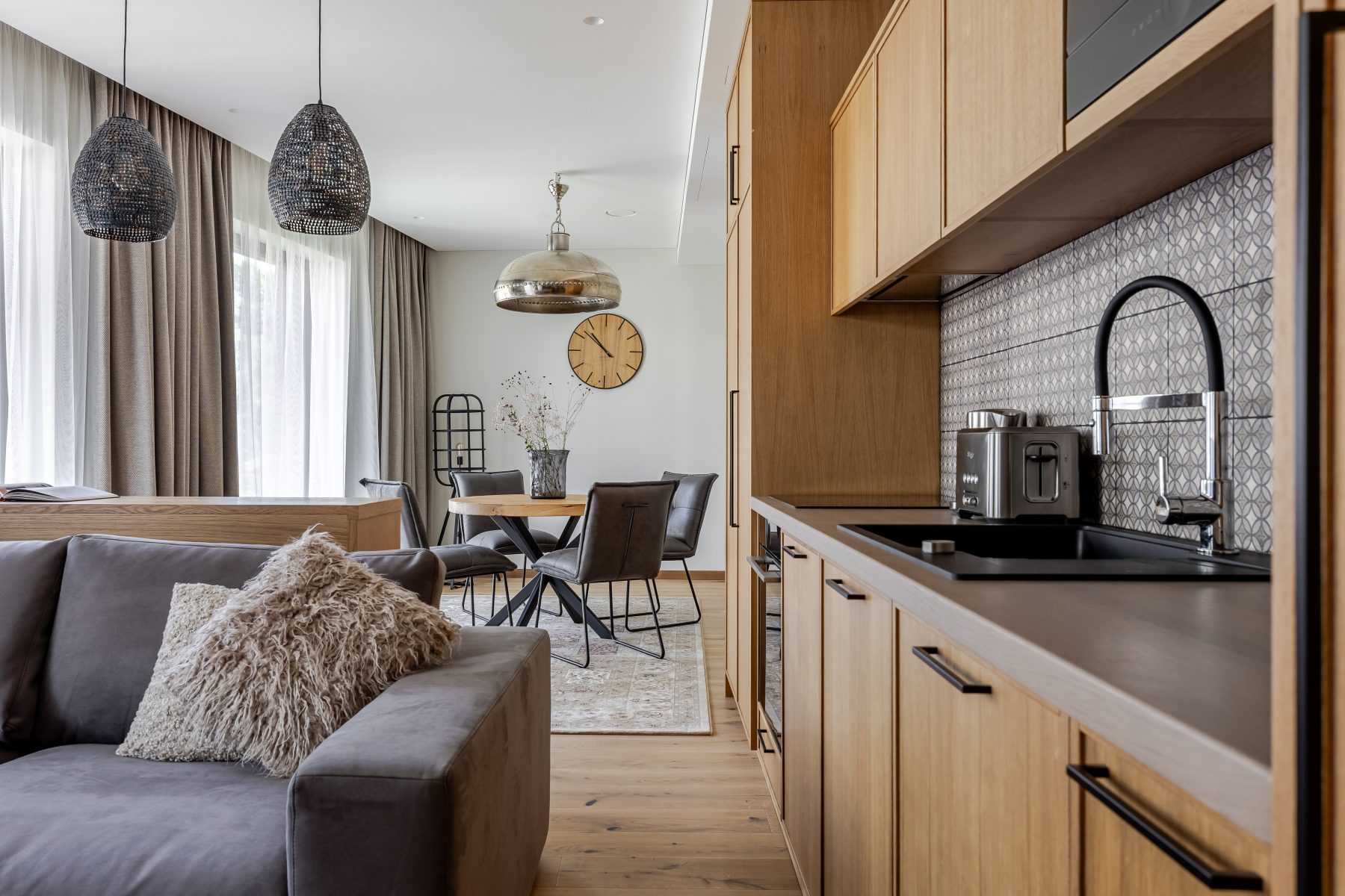 Virtuvė su valgomojo stalu ir integruota buitine technika