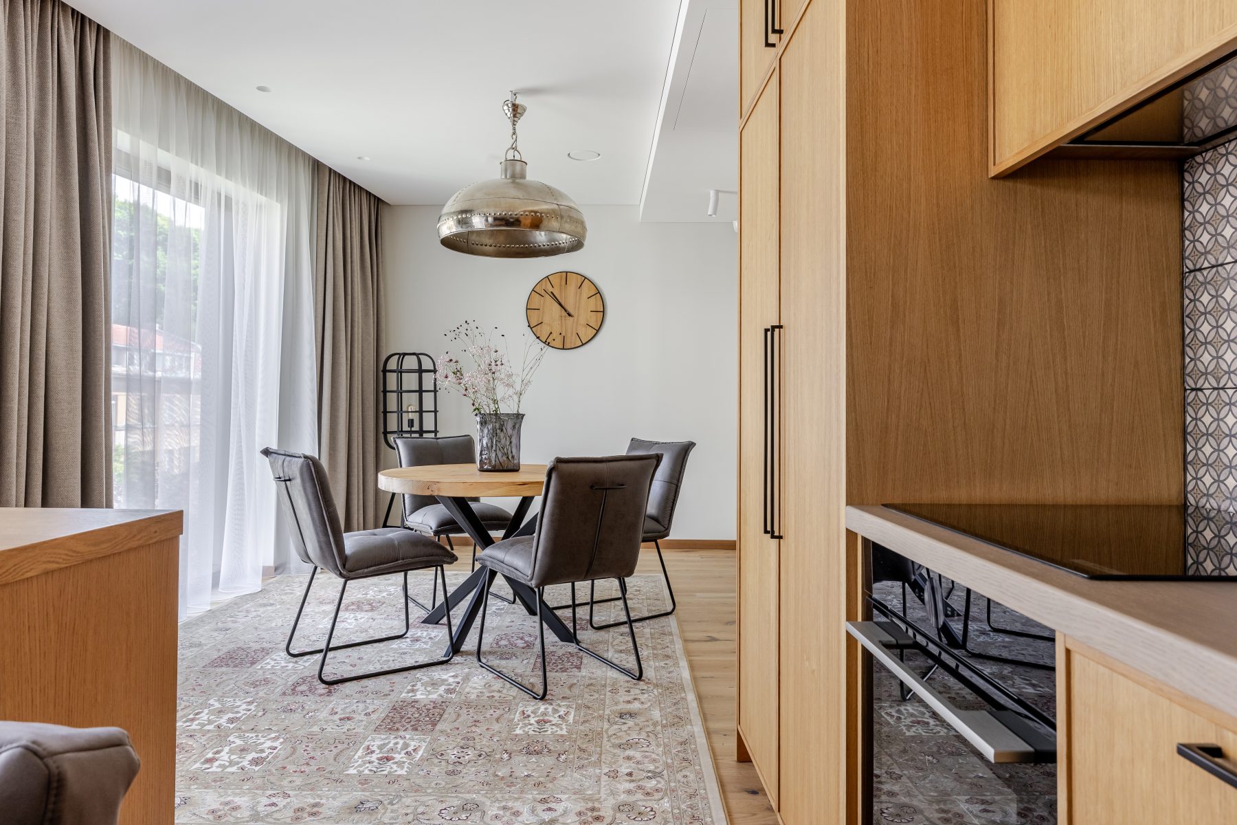 Virtuvė su valgomojo stalu ir integruota buitine technika