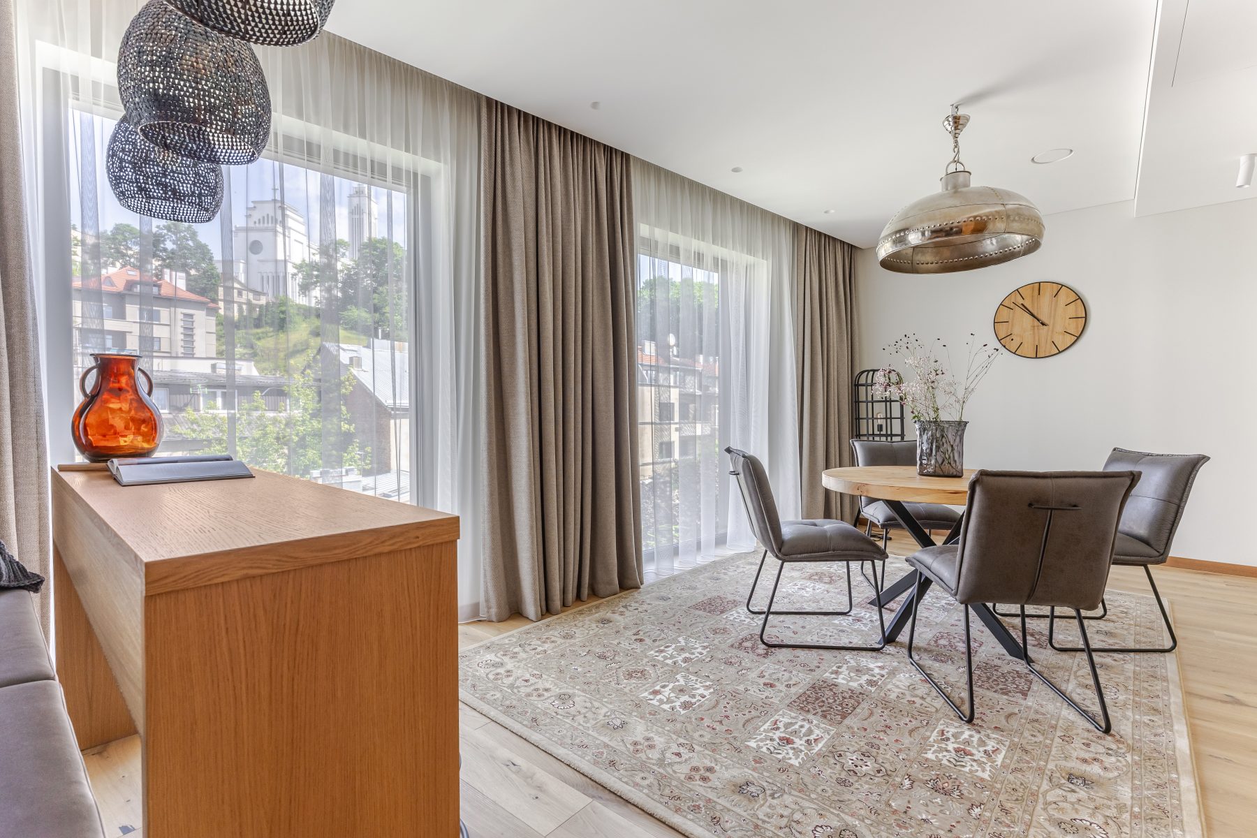 Virtuvė su valgomojo stalu ir integruota buitine technika