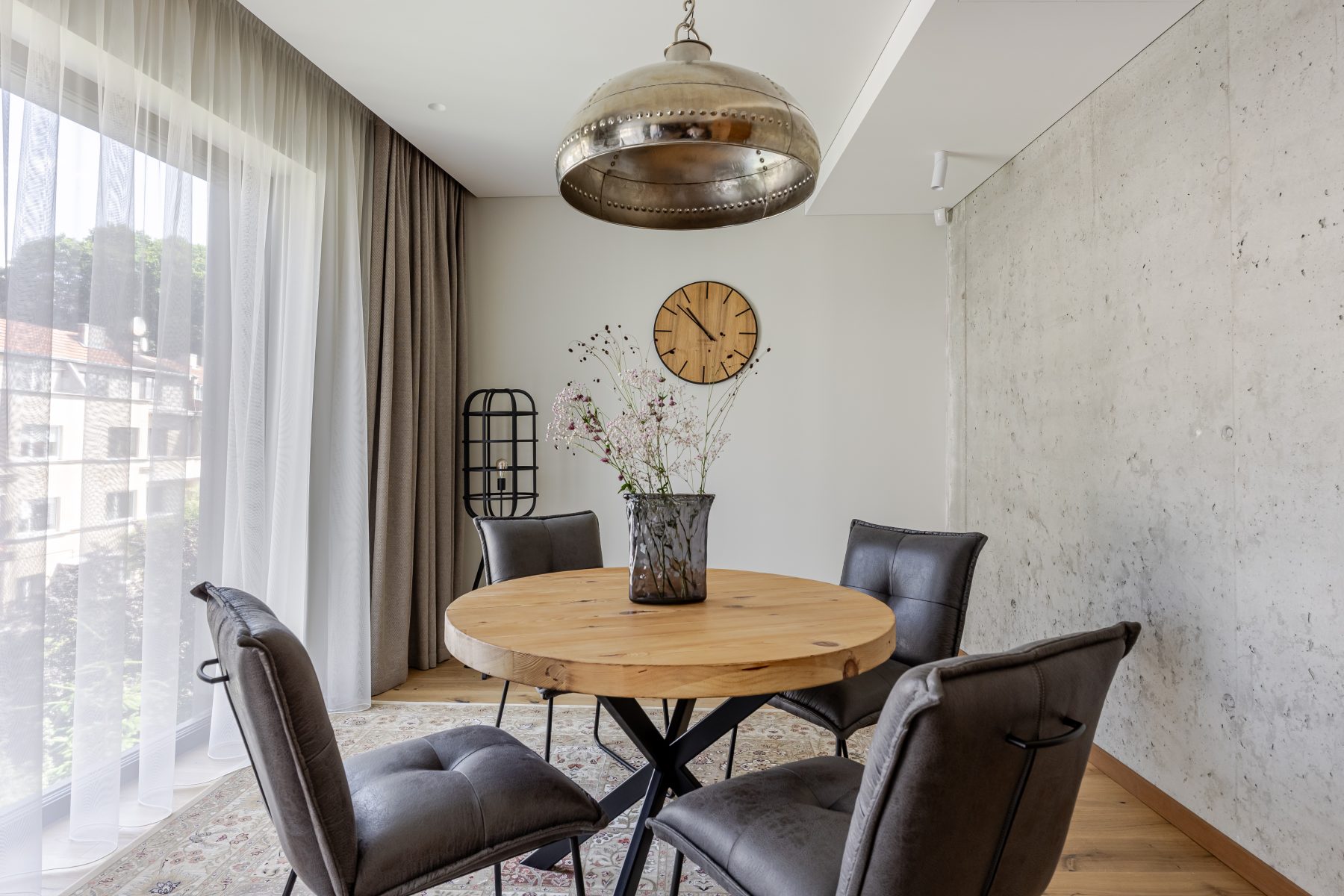 Virtuvė su valgomojo stalu ir integruota buitine technika