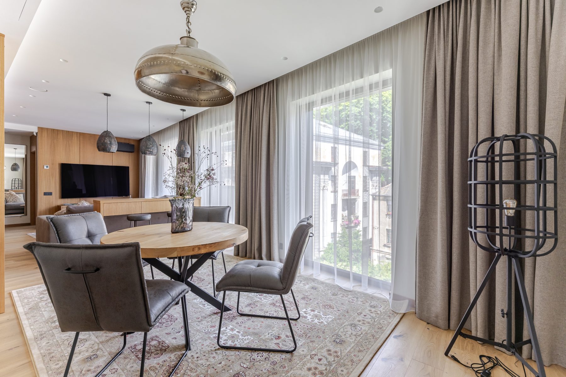 Moderni svetainė su minkštais baldais ir natūralia šviesa