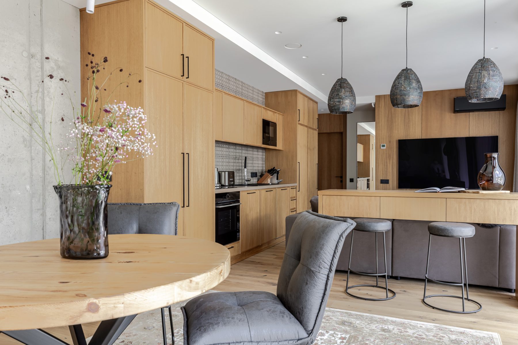 Moderni svetainė su minkštais baldais ir natūralia šviesa