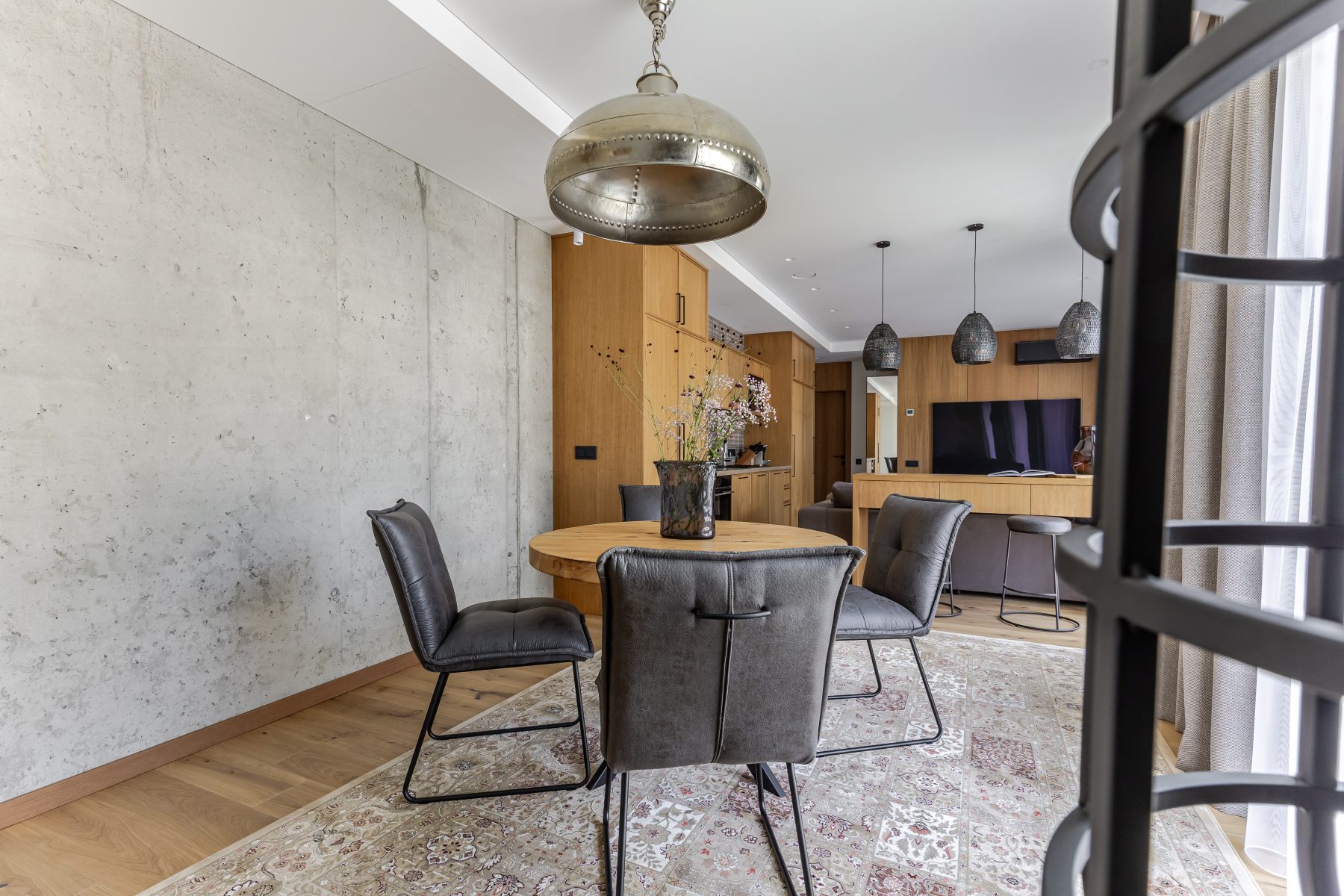 Moderni svetainė su minkštais baldais ir natūralia šviesa