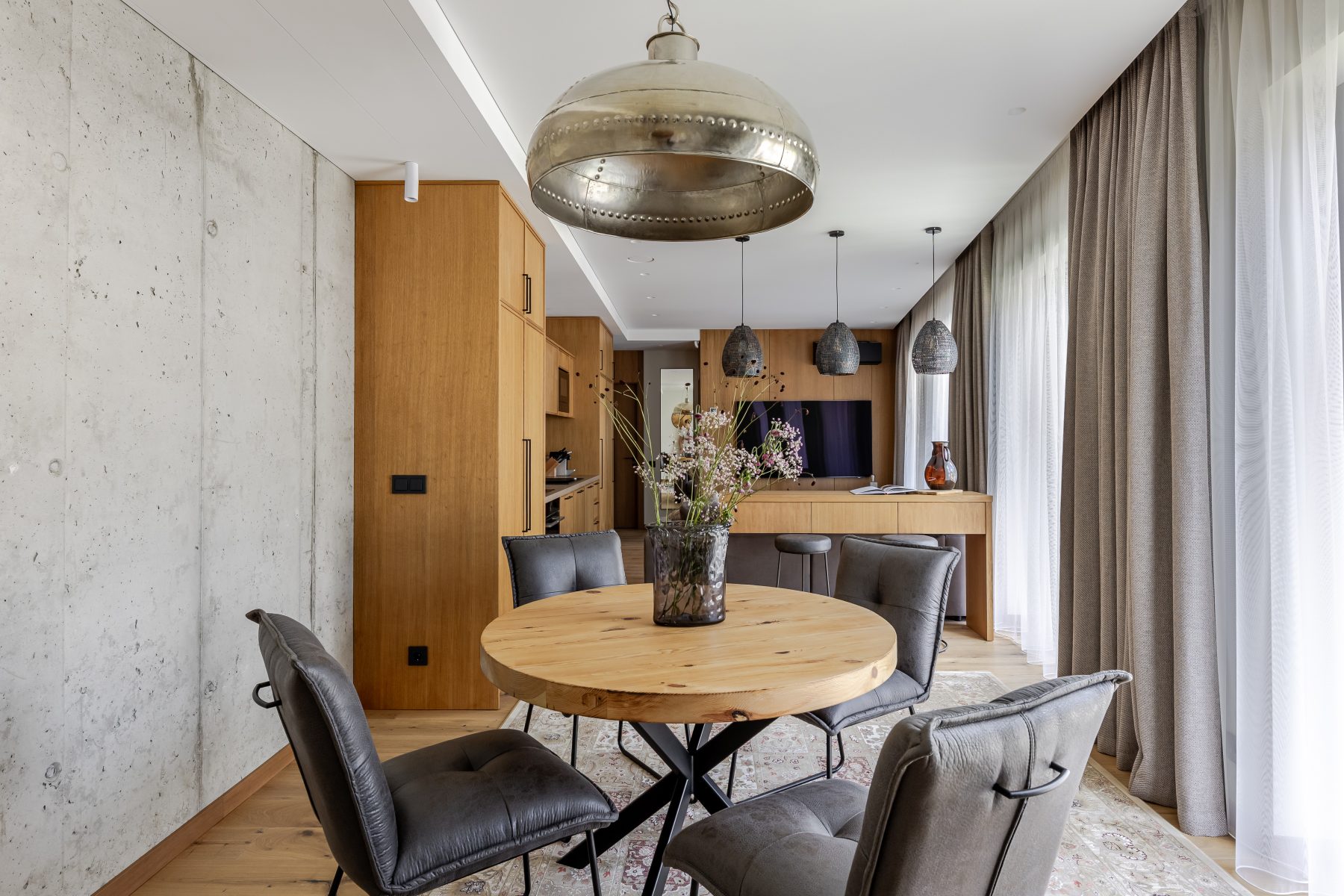 Moderni svetainė su minkštais baldais ir natūralia šviesa