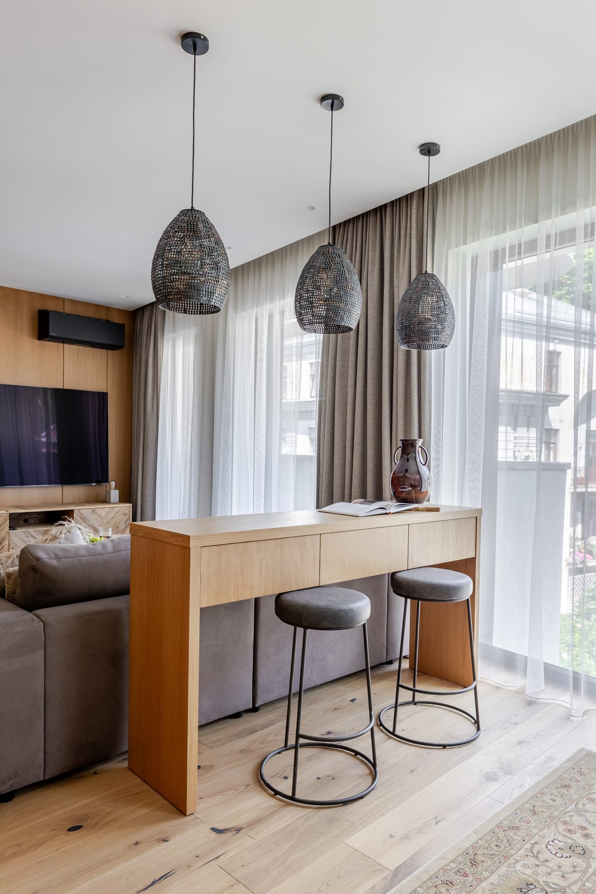 Moderni svetainė su minkštais baldais ir natūralia šviesa