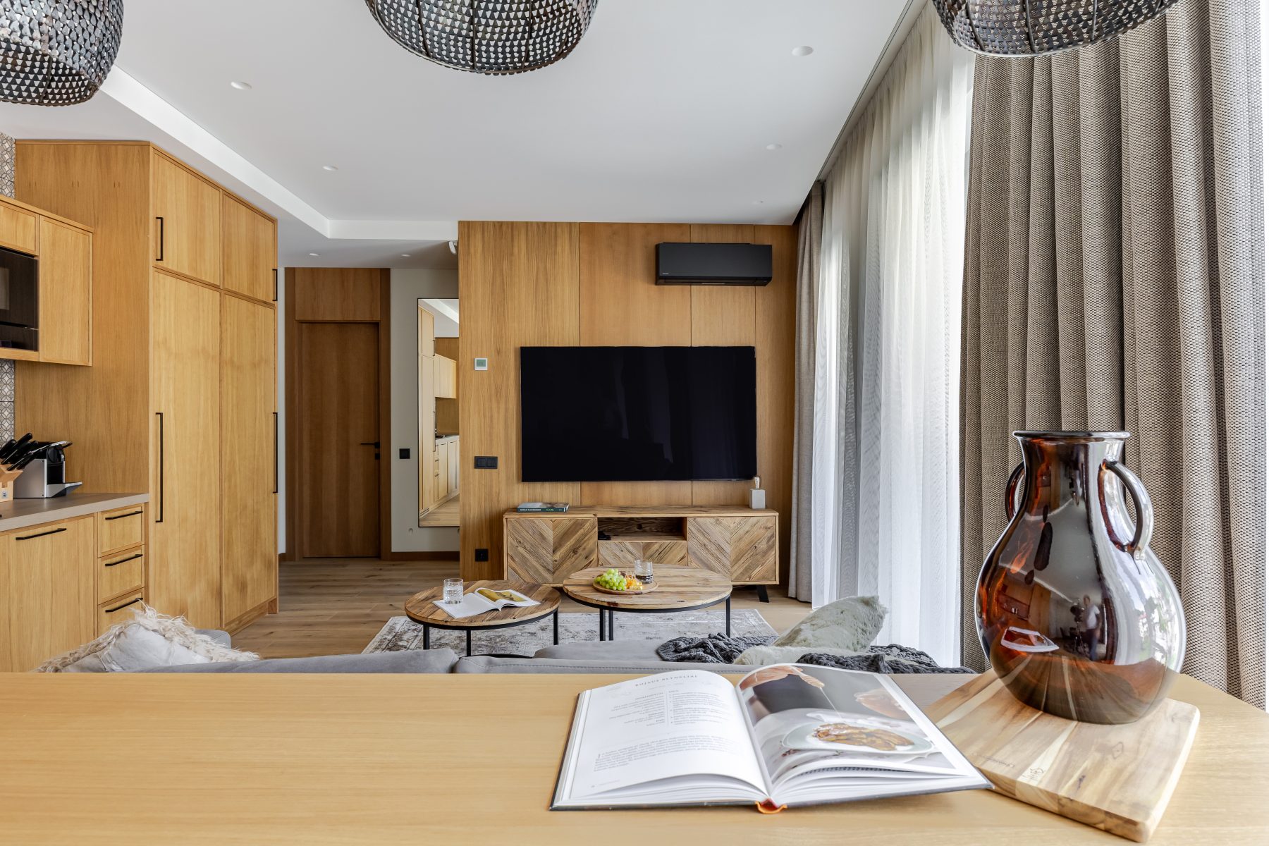 Moderni svetainė su minkštais baldais ir natūralia šviesa