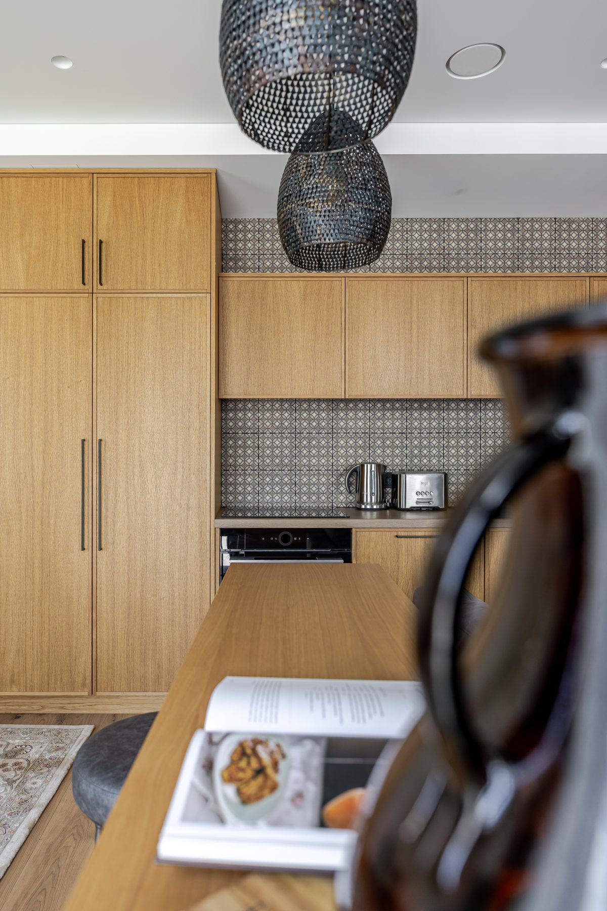 Moderni svetainė su minkštais baldais ir natūralia šviesa