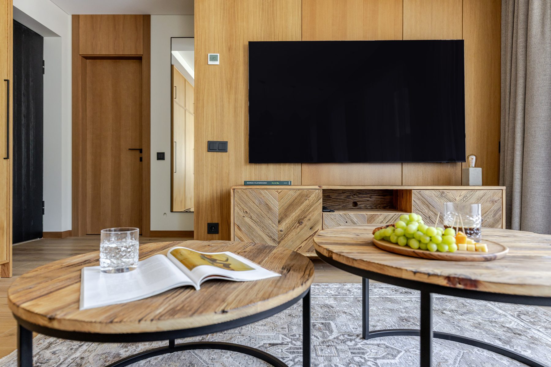 Moderni svetainė su minkštais baldais ir natūralia šviesa