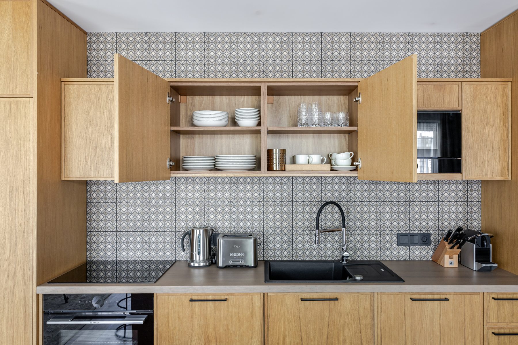 Virtuvė su valgomojo stalu ir integruota buitine technika