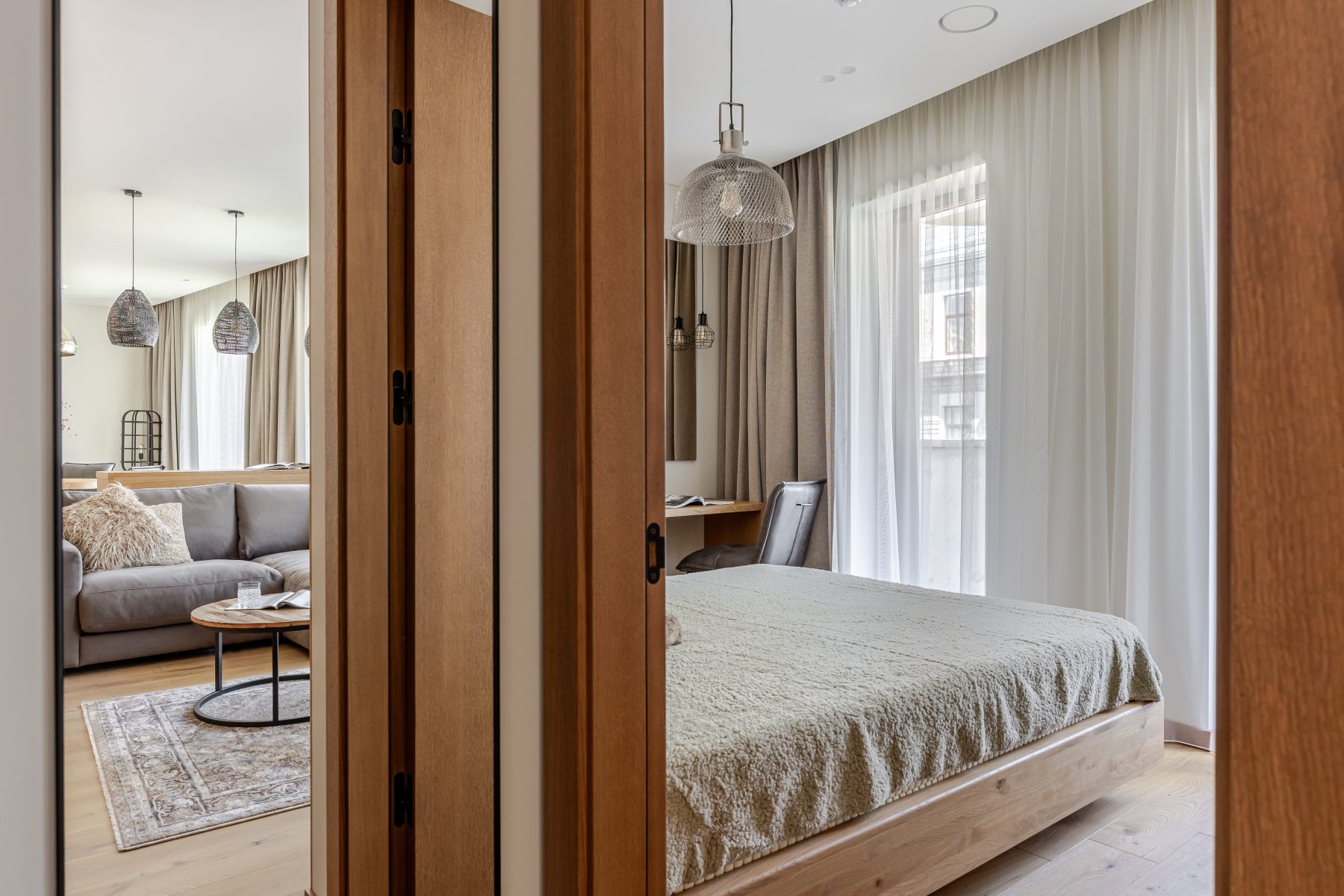 Miegamasis su dvigule lova ir švelniomis spalvomis