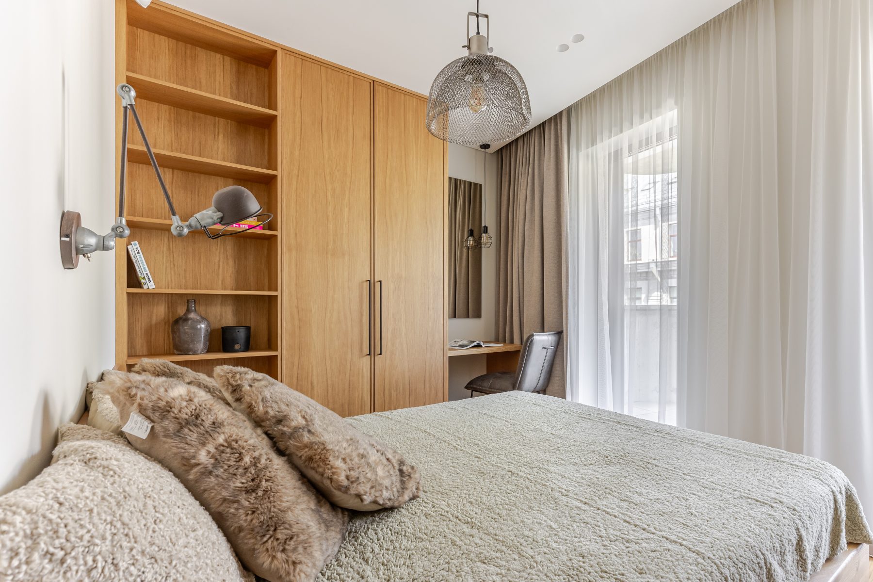 Miegamasis su dvigule lova ir švelniomis spalvomis