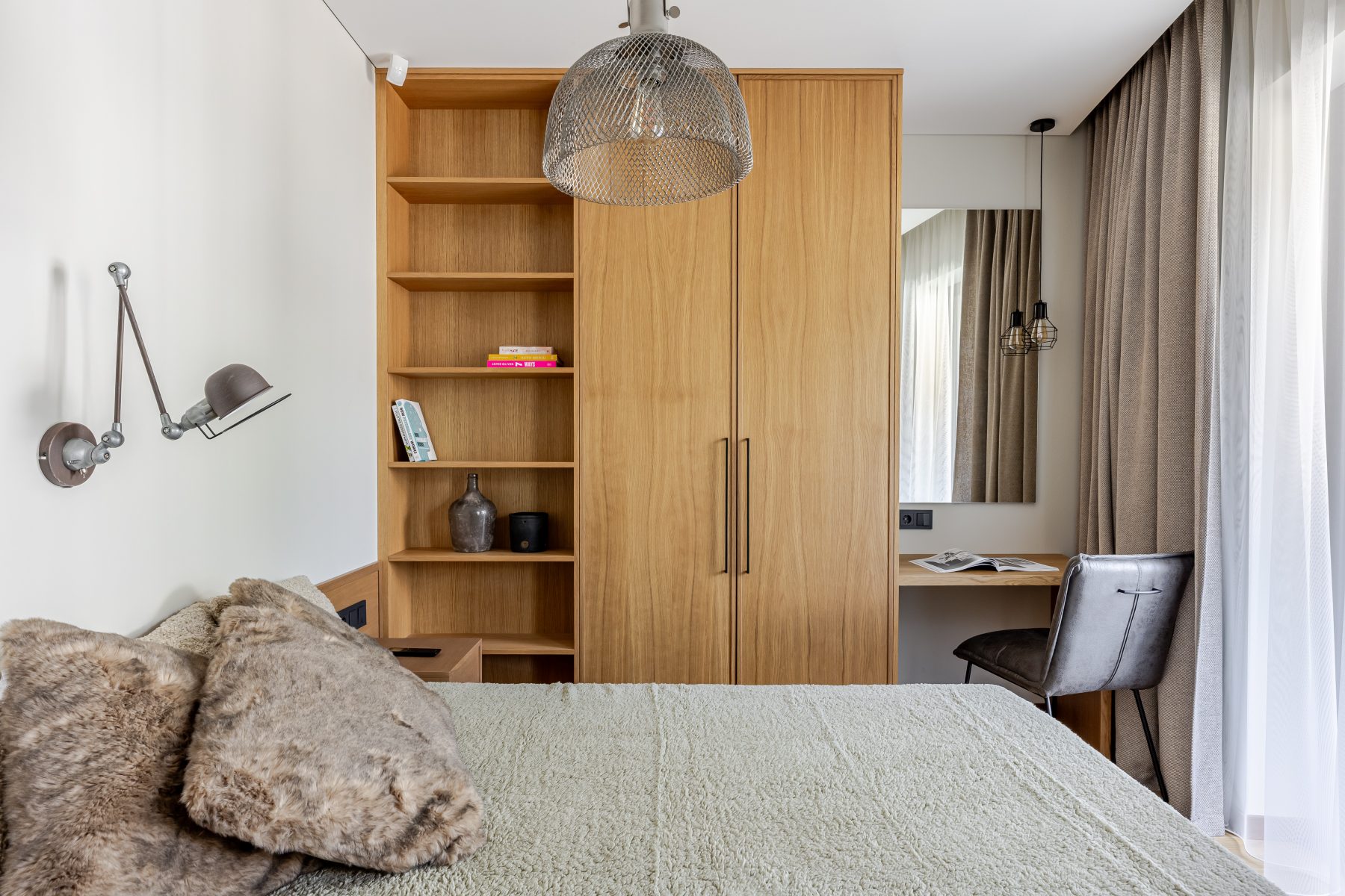 Miegamasis su dvigule lova ir švelniomis spalvomis