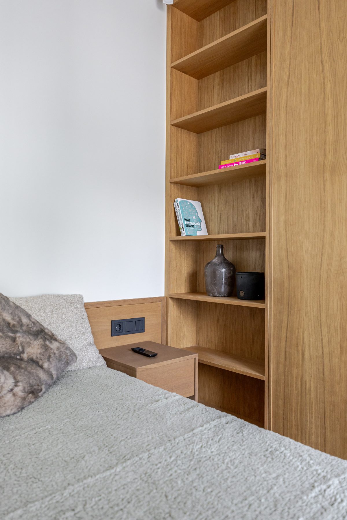 Miegamasis su dvigule lova ir švelniomis spalvomis