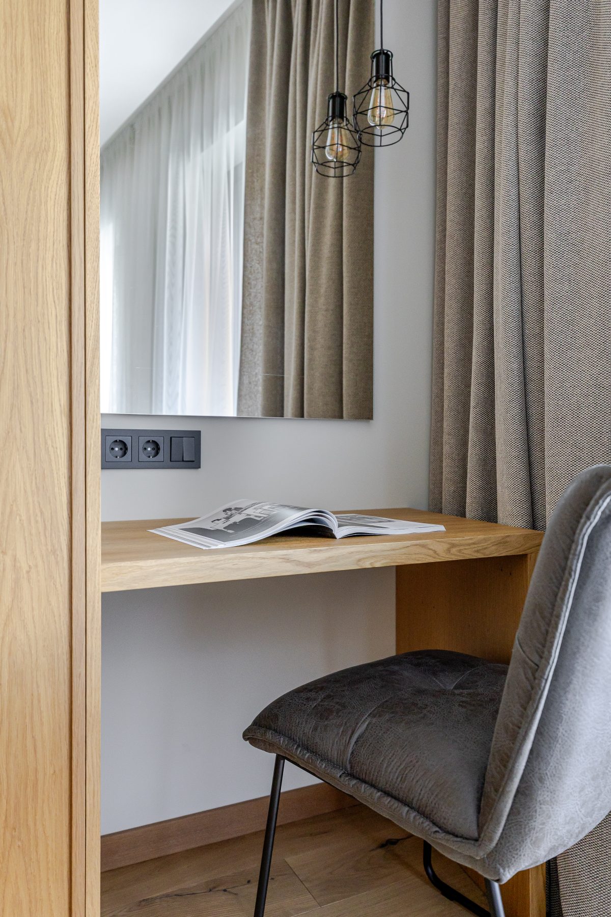 Darbo stalas miegamąjame