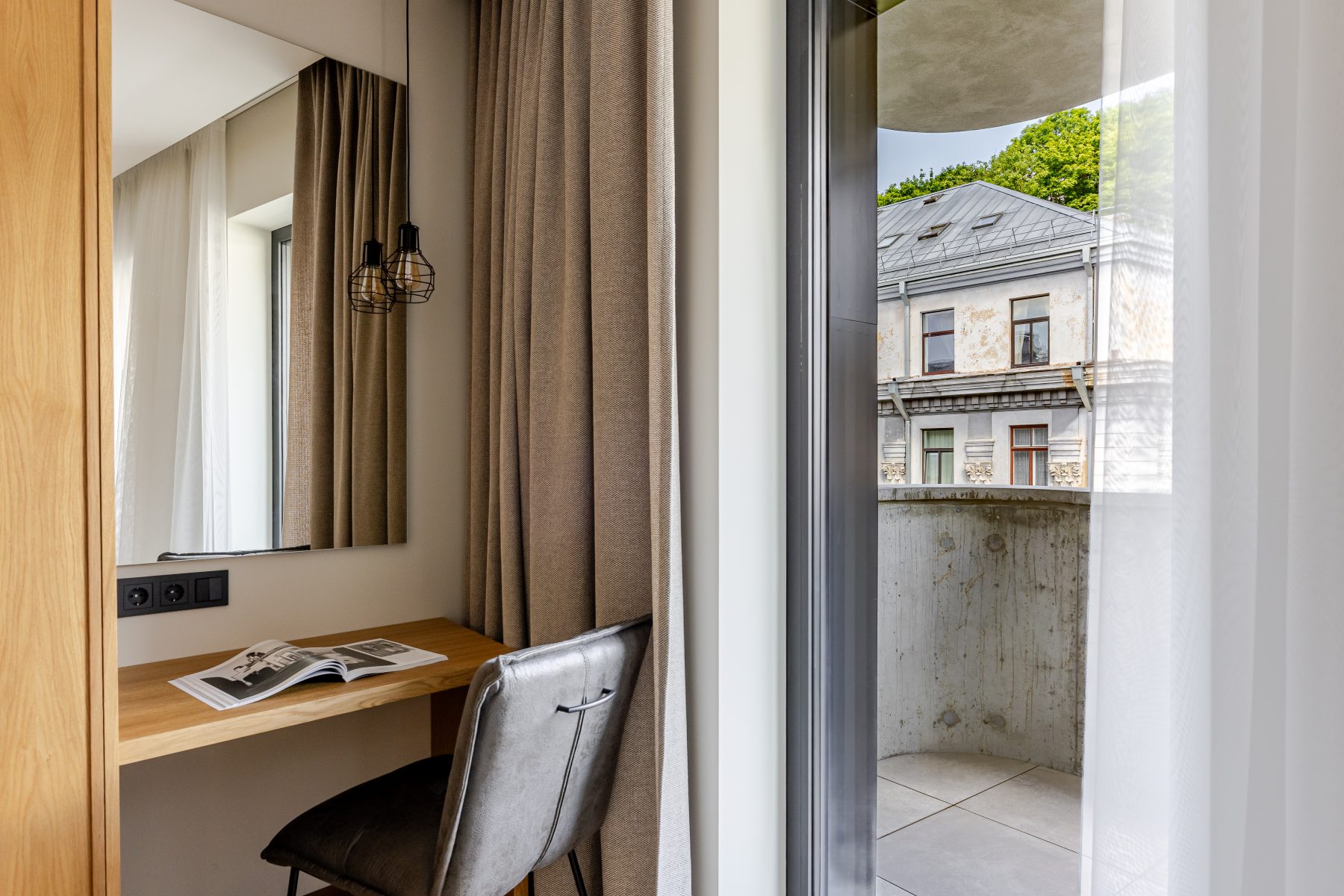 Darbo stalas miegamąjame