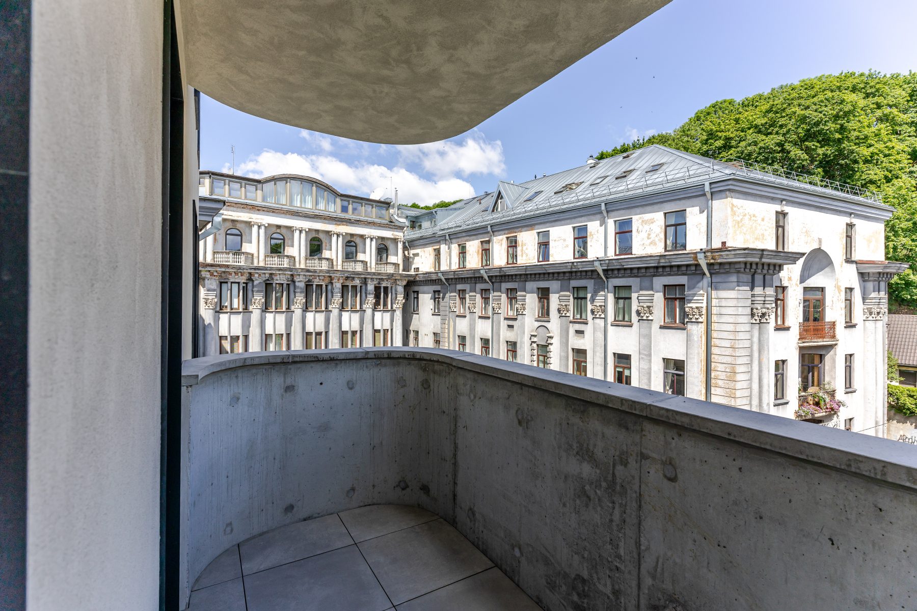 Balkonas su vaizdu į miesto architektūrą