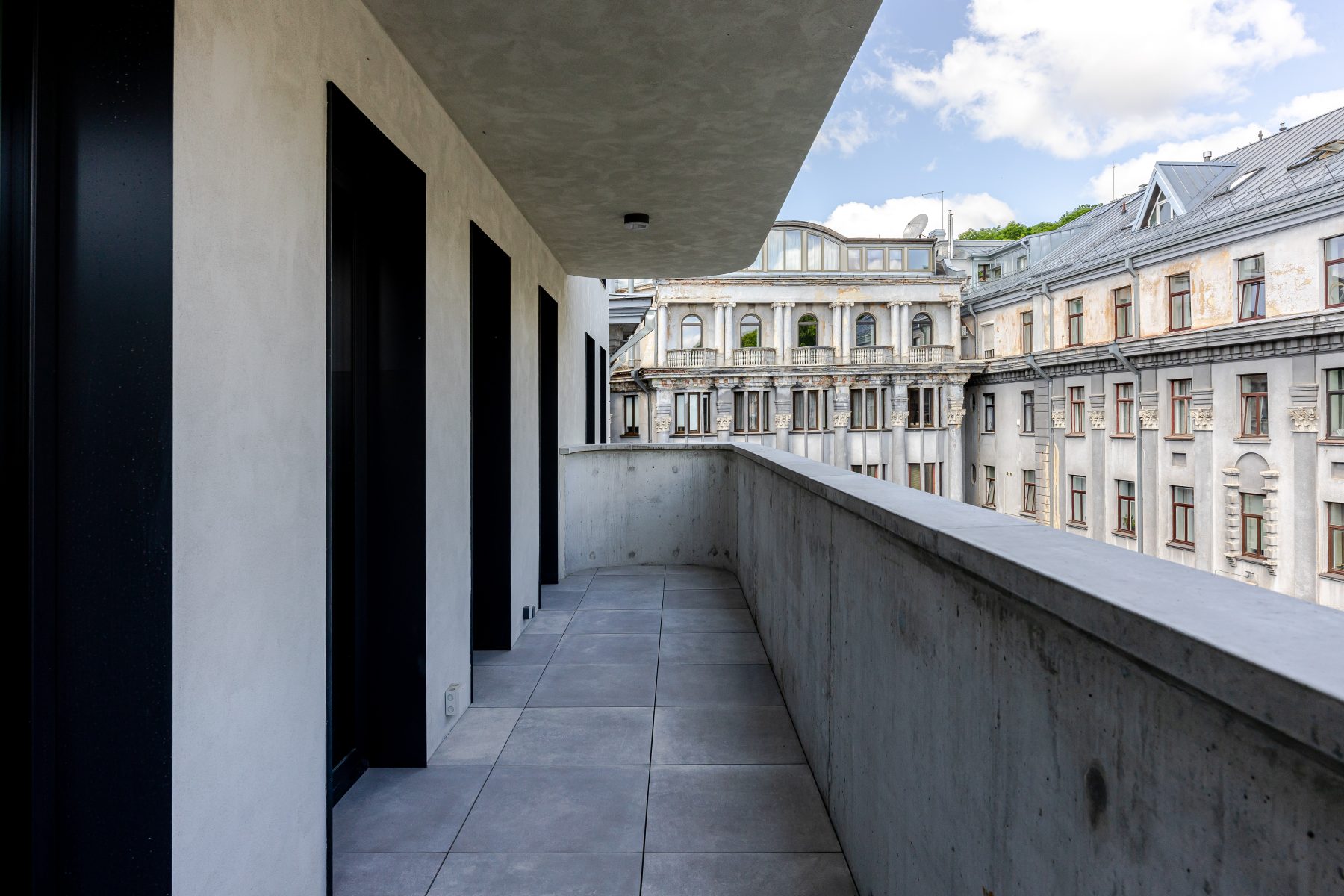 Balkonas su vaizdu į miesto architektūrą