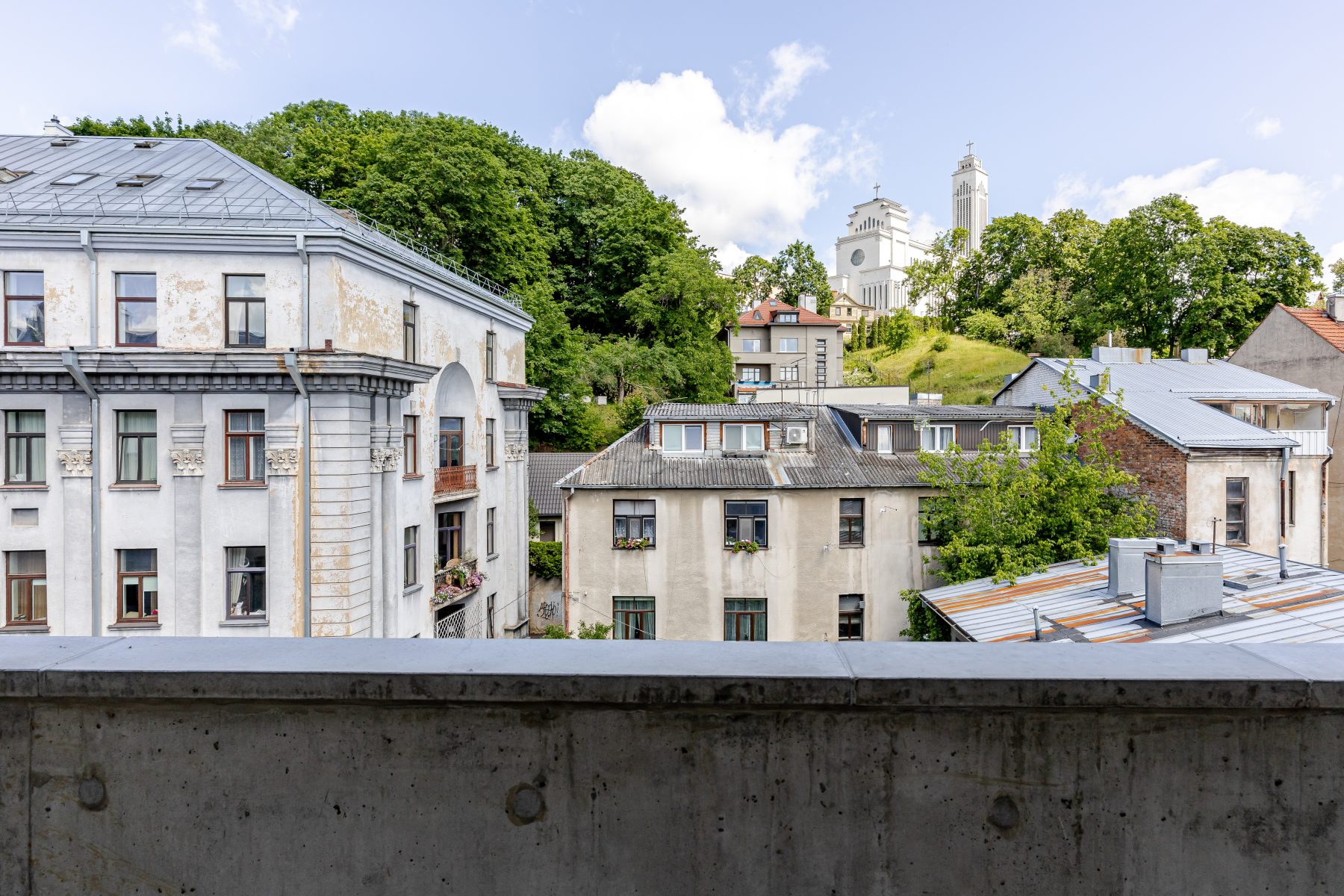 Balkonas su vaizdu į miesto architektūrą