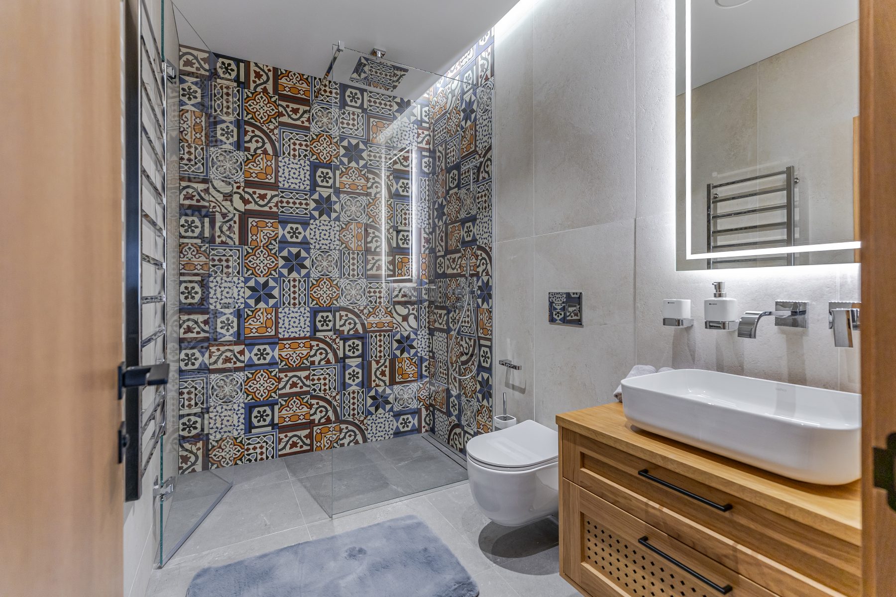 Minimalistinis vonios kambarys su moderniu dizainu