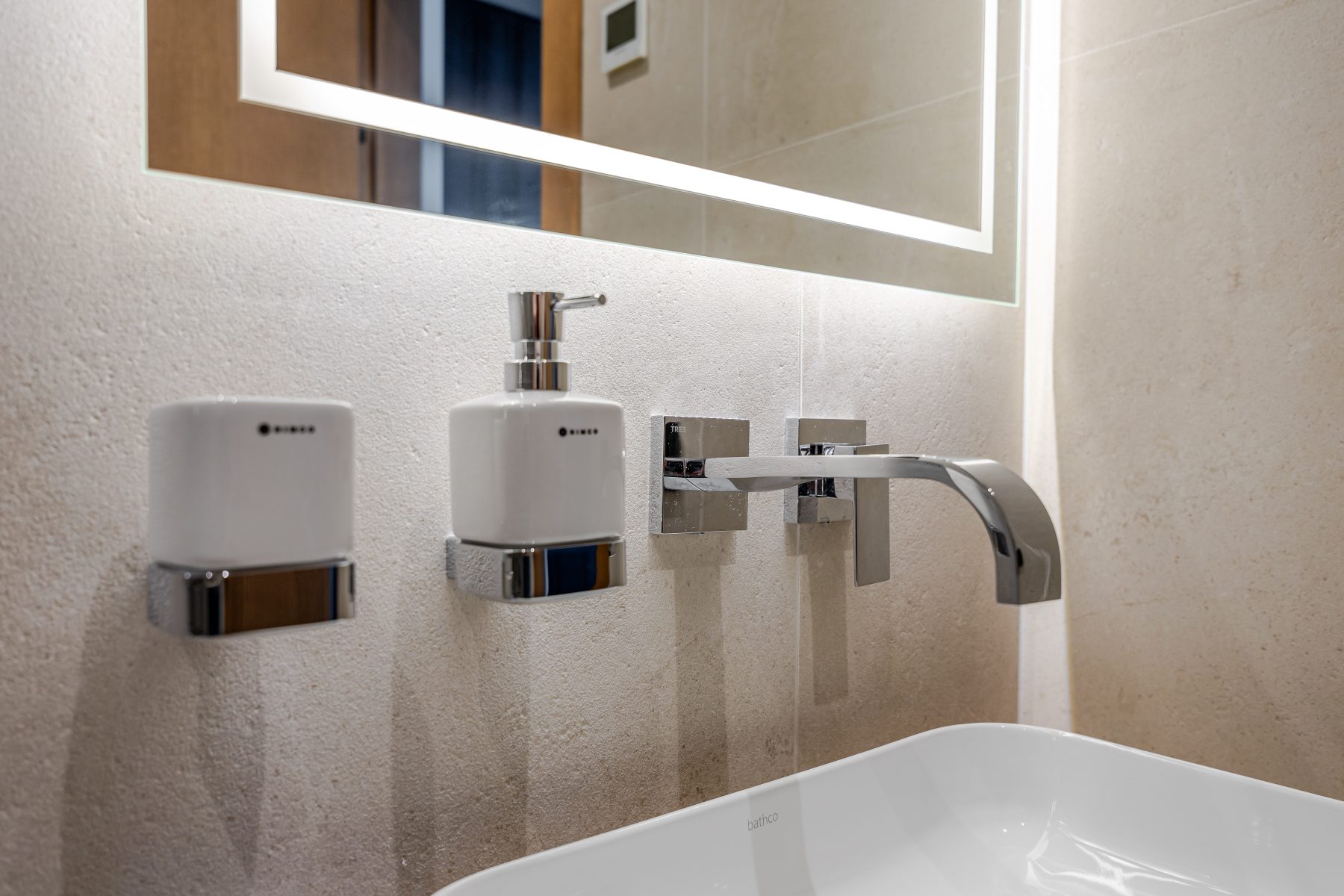 Minimalistinis vonios kambarys su moderniu dizainu