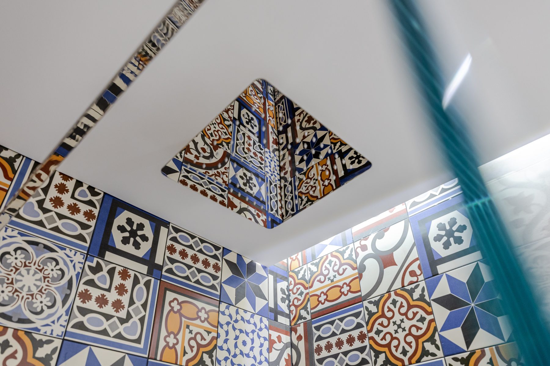 Minimalistinis vonios kambarys su moderniu dizainu