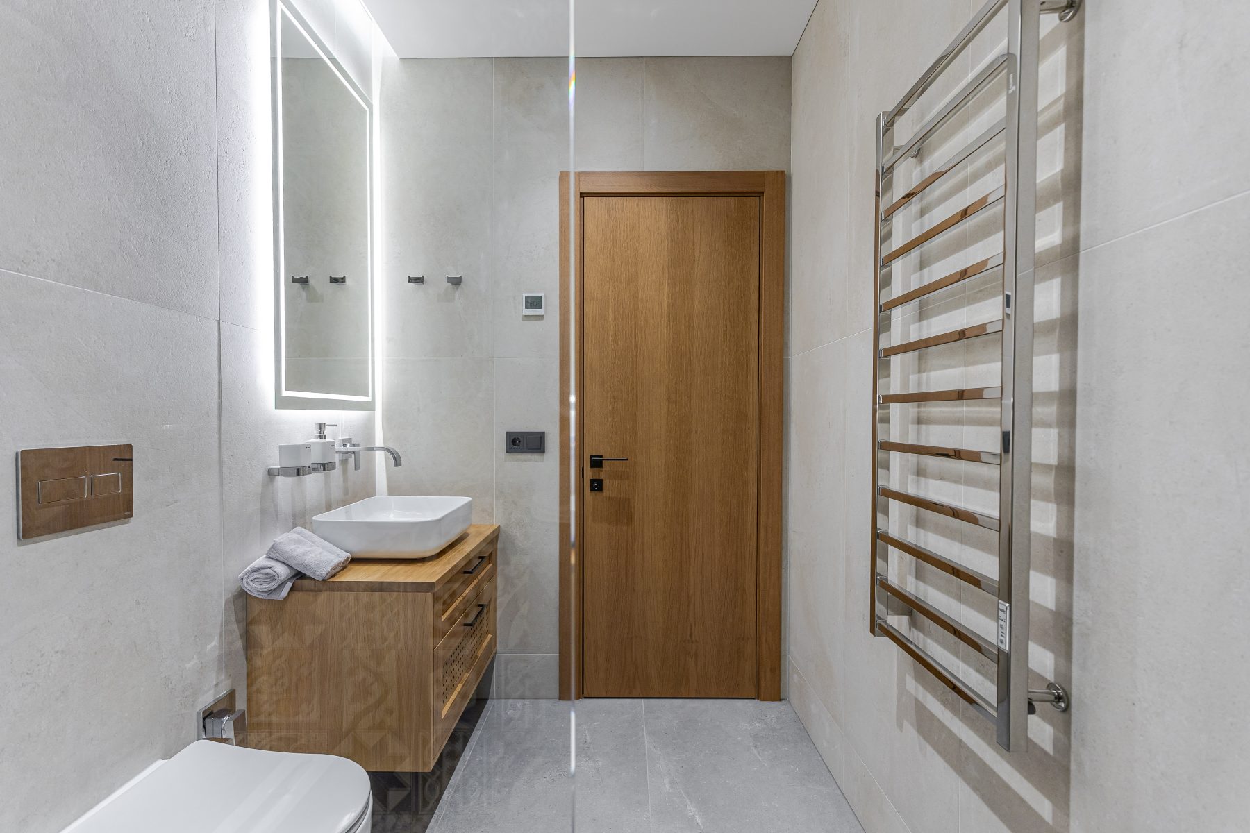 Minimalistinis vonios kambarys su moderniu dizainu