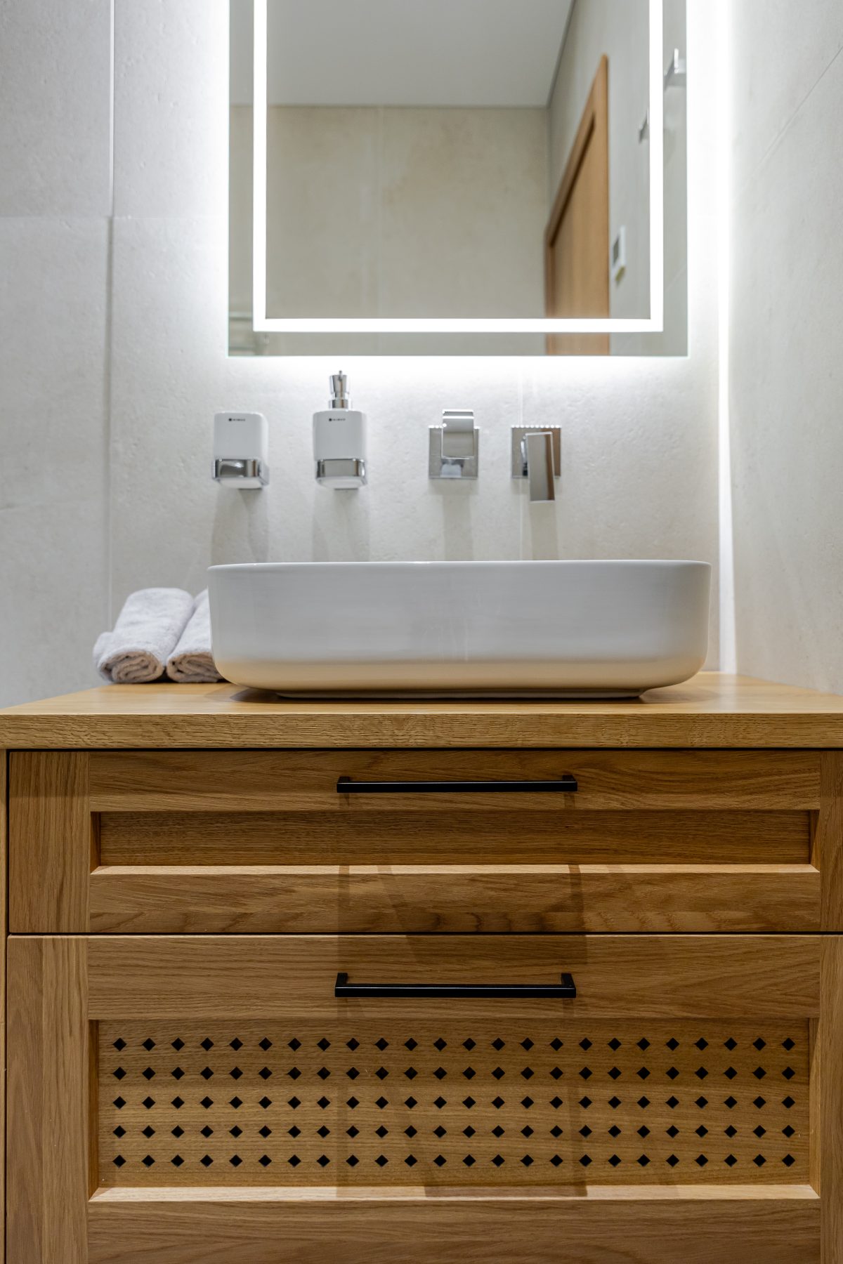 Minimalistinis vonios kambarys su moderniu dizainu