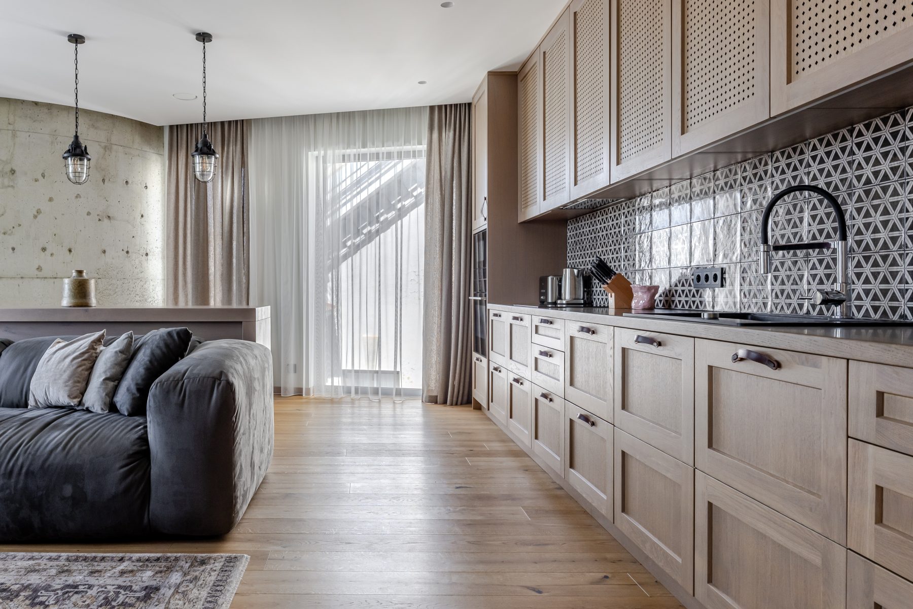 Moderni virtuvė su pilnai integruota buitine technika