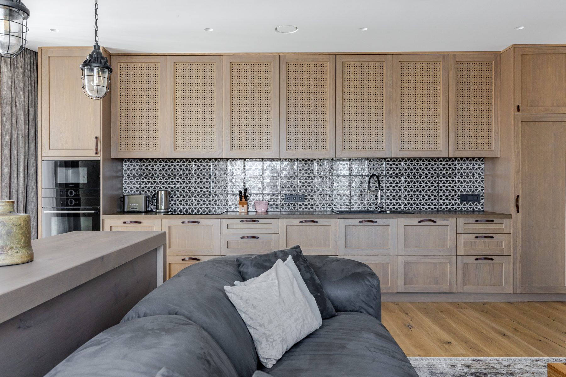 Moderni virtuvė su pilnai integruota buitine technika