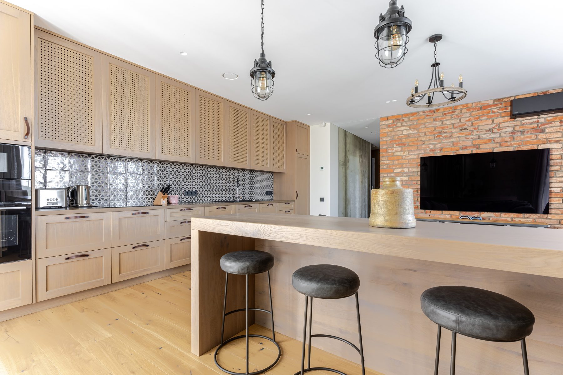 Moderni virtuvė su pilnai integruota buitine technika