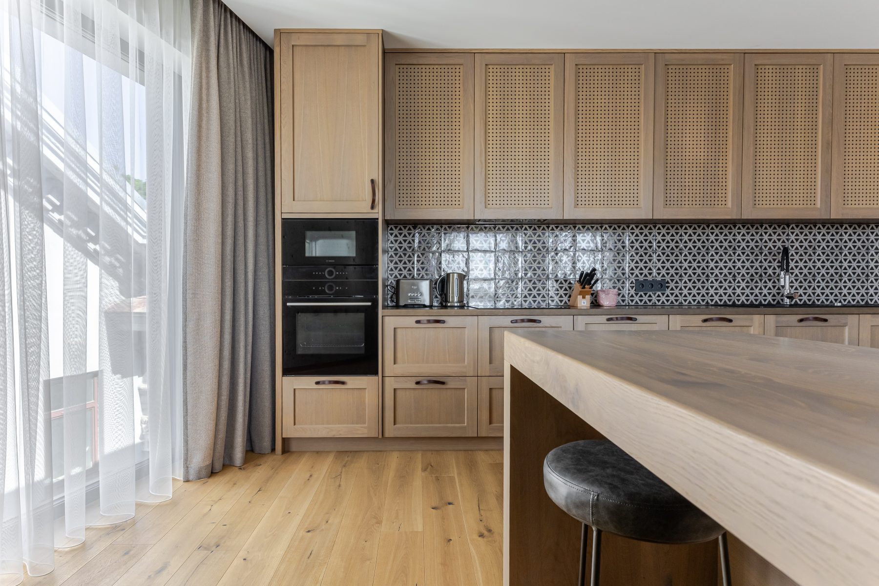 Moderni virtuvė su pilnai integruota buitine technika