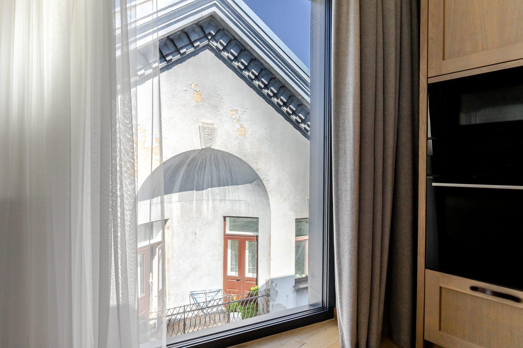 Išskiriniai Kauno architektūros vaizdai per didelius buto langus